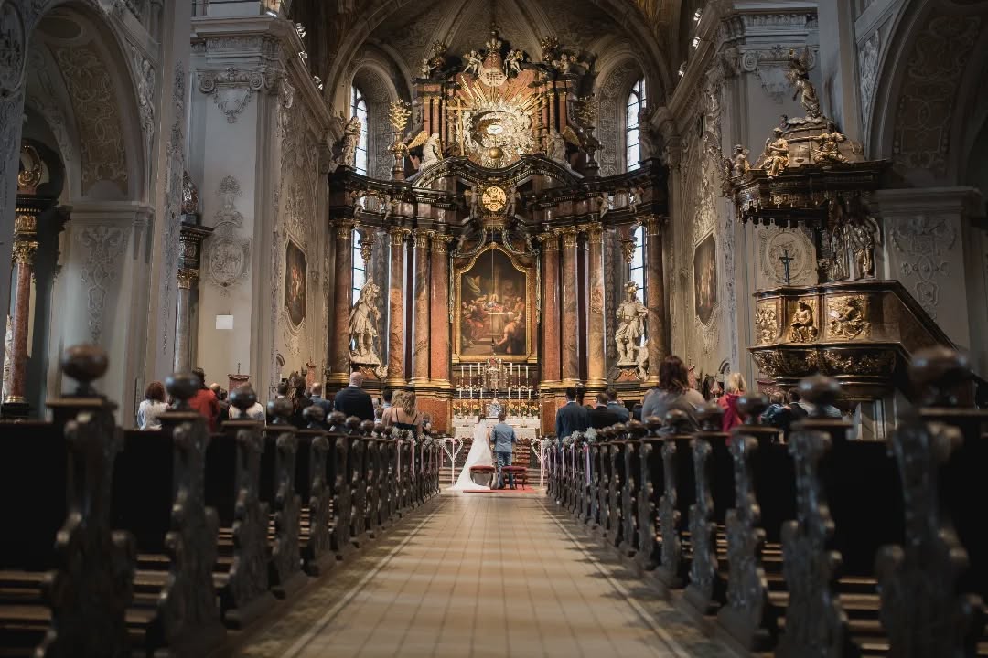 Wie wunder-wunderschön kann eine Kirche bitte sein? 😍
Madeleine & Dominik haben sich in dieser beeindruckenden Kulisse das Ja-Wort gegeben – voller Emotionen und Liebe.
Es ist immer wieder ein Geschenk, solche besonderen Geschichten mit meiner Kamera festhalten zu dürfen. Danke für euer Vertrauen @_madeleine.keller ❤️
#hochzeitsfotografie #weddingphotography #basilikawalldürn #hochzeit2025 #brautpaar #weddingmoments #carolinesteinigerfotografie #hochzeitsfotografin #braut #bräutigam #kirchlichetrauung #hochzeitsliebe #instawedding #basilika #trauung #hochzeitsinspiration #weddingday #emotionalehochzeit #madelineunddominik #weddingphotographergermany