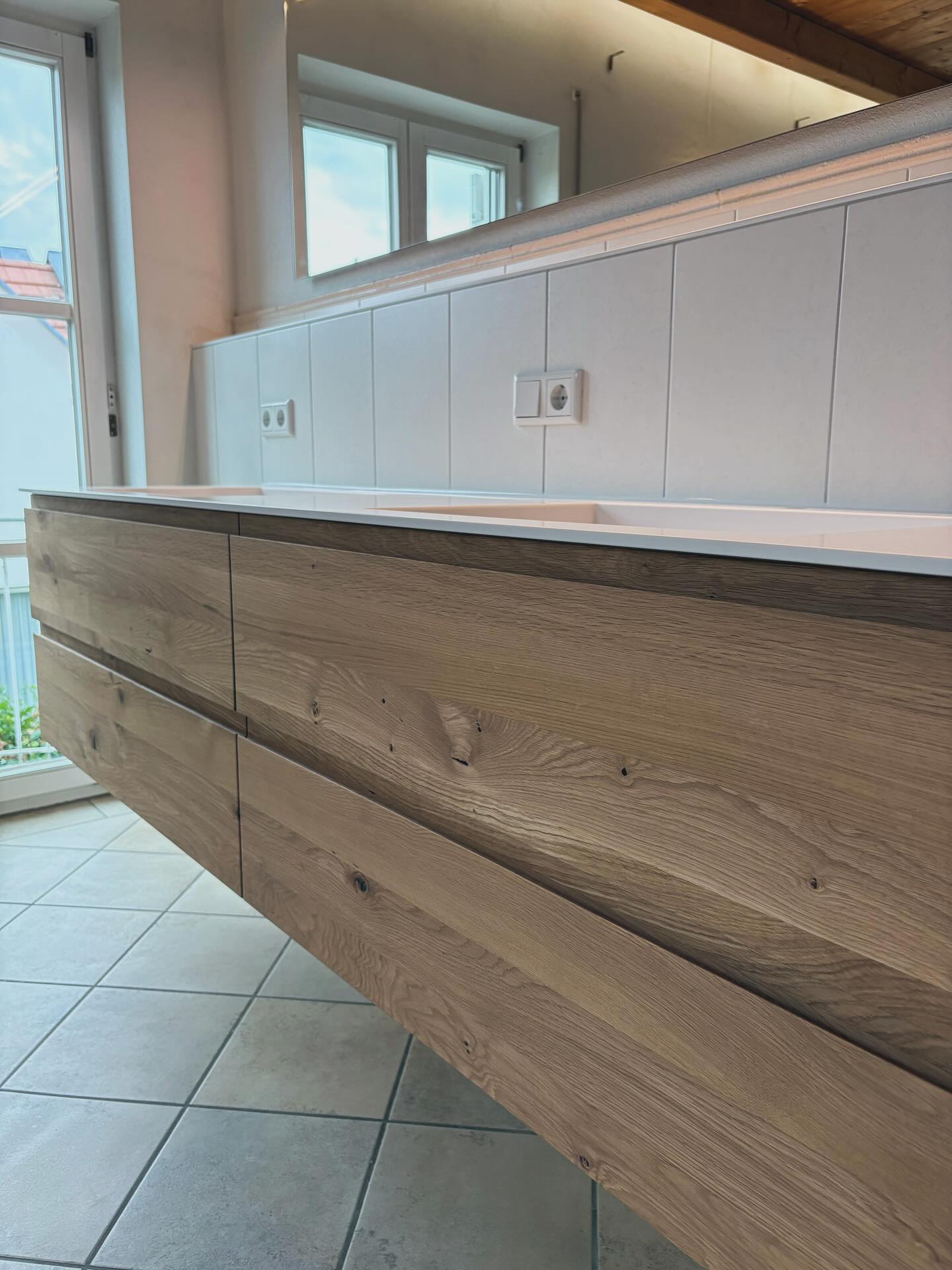 Wir sind zurück aus der Sommerpause! ☀️
Gestern haben wir beim Kunden maßgefertigte Badmöbel aus Eiche montiert – pünktlich, sauber und ganz nach Wunsch. ✨
Wir freuen uns auf die nächsten Projekte – und natürlich auf Ihre Anfrage.
#SchreinereiHäckl #Badmöbel #Eiche #MöbelnachMass #HandwerkmitHerz
#InteriorDesign #BathroomDesign #HomeDecor #Wohnideen #InteriorInspo
#Holzliebe #Woodworking #Carpentry #MadeToMeasure #Craftsmanship
#Tischlerhandwerk #QualitätvomHandwerk #MadeInGermany #BayernHandwerk