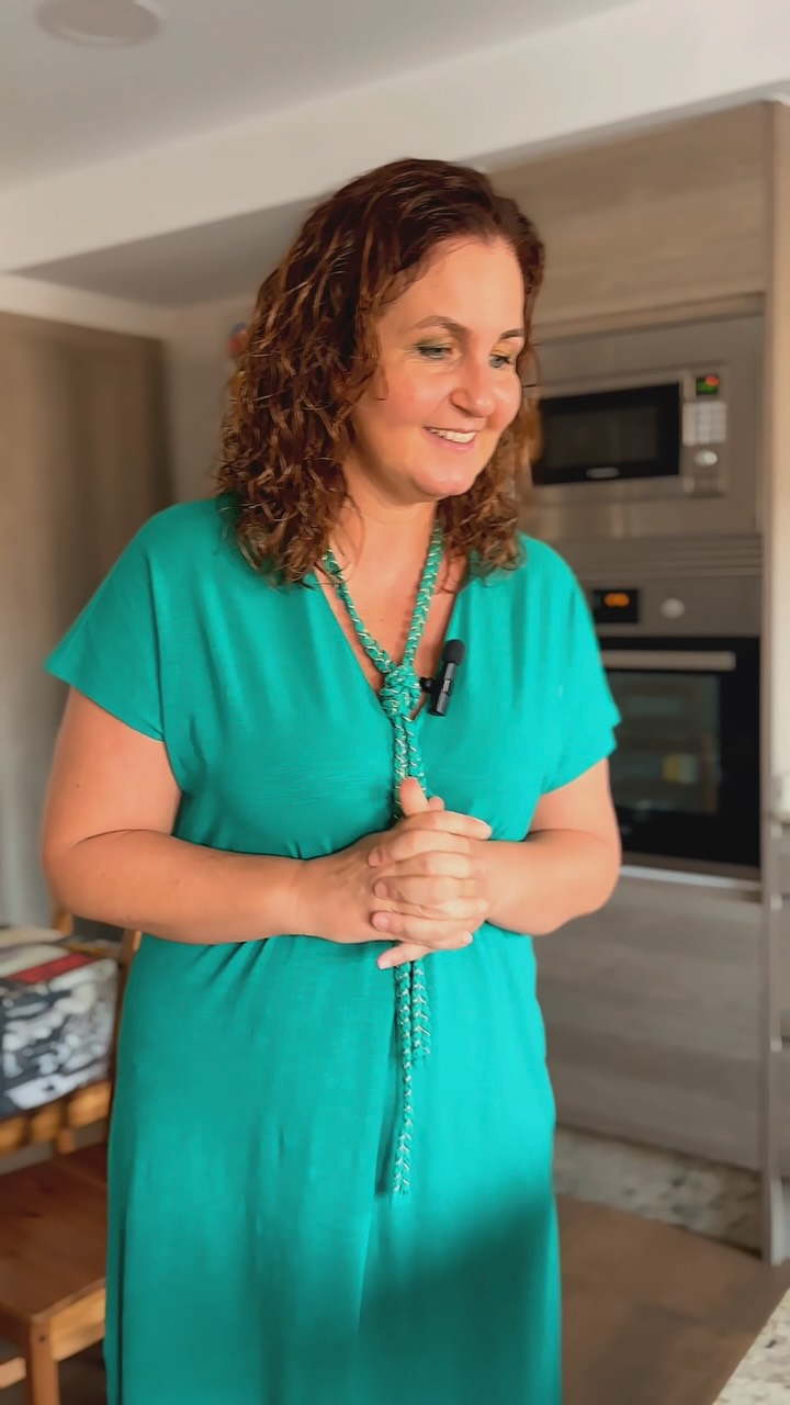 Tu cuerpo no es un trofeo de septiembre.
No vino al mundo a estar perfecto.
Vino a moverse, abrazar, reír, sostener.
? Vino a vivir.
? Que la vuelta a la rutina no sea una vuelta al castigo.
Empieza con una pregunta:
¿Cómo te estás hablando frente al espejo?
Si te cuesta verte con cariño, no estás sola.
#psicologahelgapuerta #autoestimacorporal #cuerposreales #volveratí #psicologiafemenina #saludmentaladolescentes #autoestimaenmujeres #psicologiaemocional
#alboraya
? Guarda este mensaje como recordatorio diario.