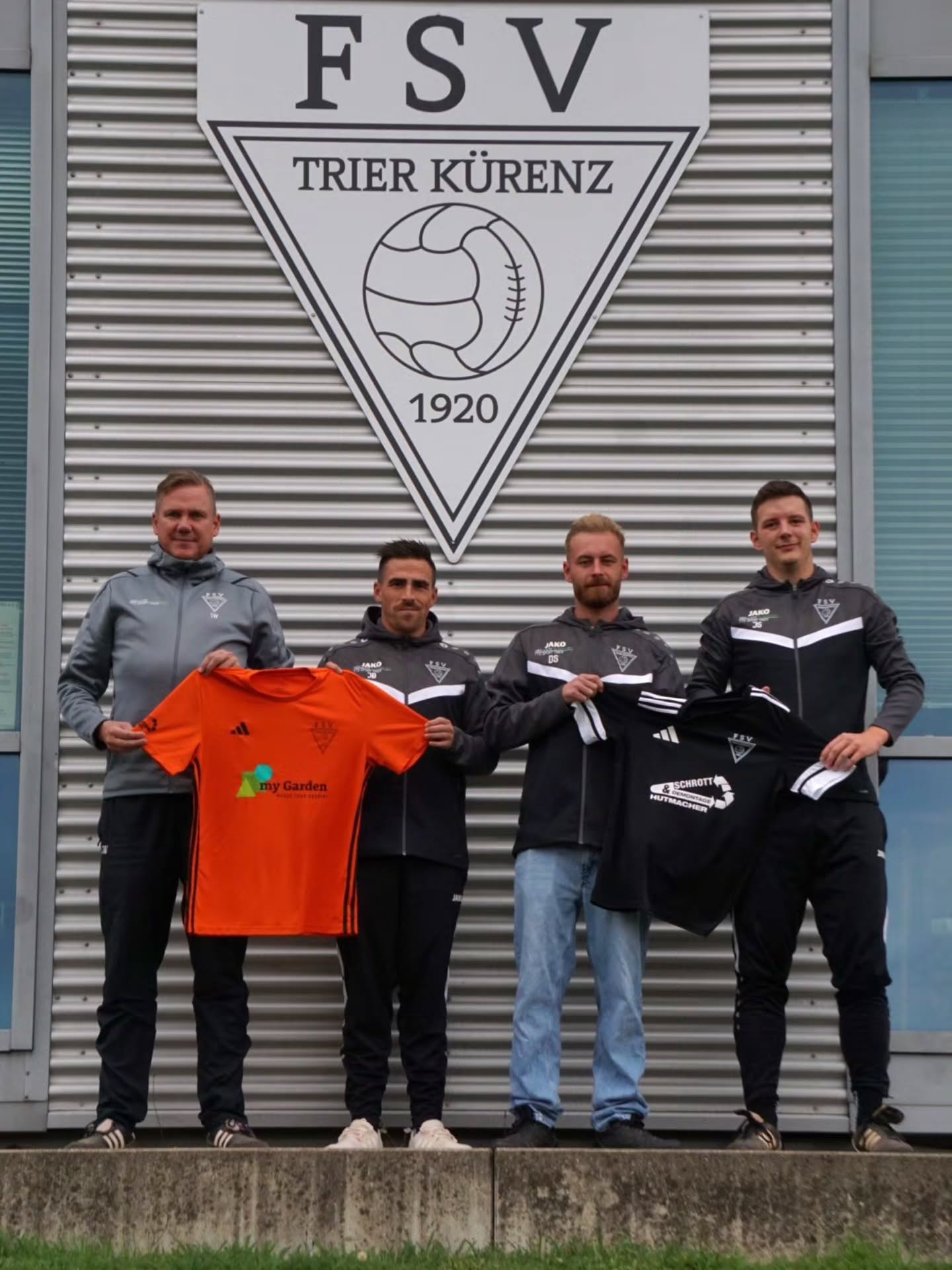 ⚪️Neue Trikots für die Erste⚫️
Ein riesiges Dankeschön an unsere Sponsoren @my_garden_lux und @schrotthandel_hutmacher_ ?
Dank euch laufen wir bereits seit Anfang der Saison in brandneuen Heim- und Ausweichtrikots sowie stylischen Aufwärmshirts auf! ?
Wir sind stolz, solche starken Partner an unserer Seite zu haben und freuen uns, die neuen Trikots auf dem Platz präsentieren zu dürfen! ??
Wie findet ihr die neuen Trikots?
Schreibt's in die Kommentare ?
___________
#fsv #trier #neuesaison #new #neuestrikot #heimat #fussballliebe #sponsor #partner