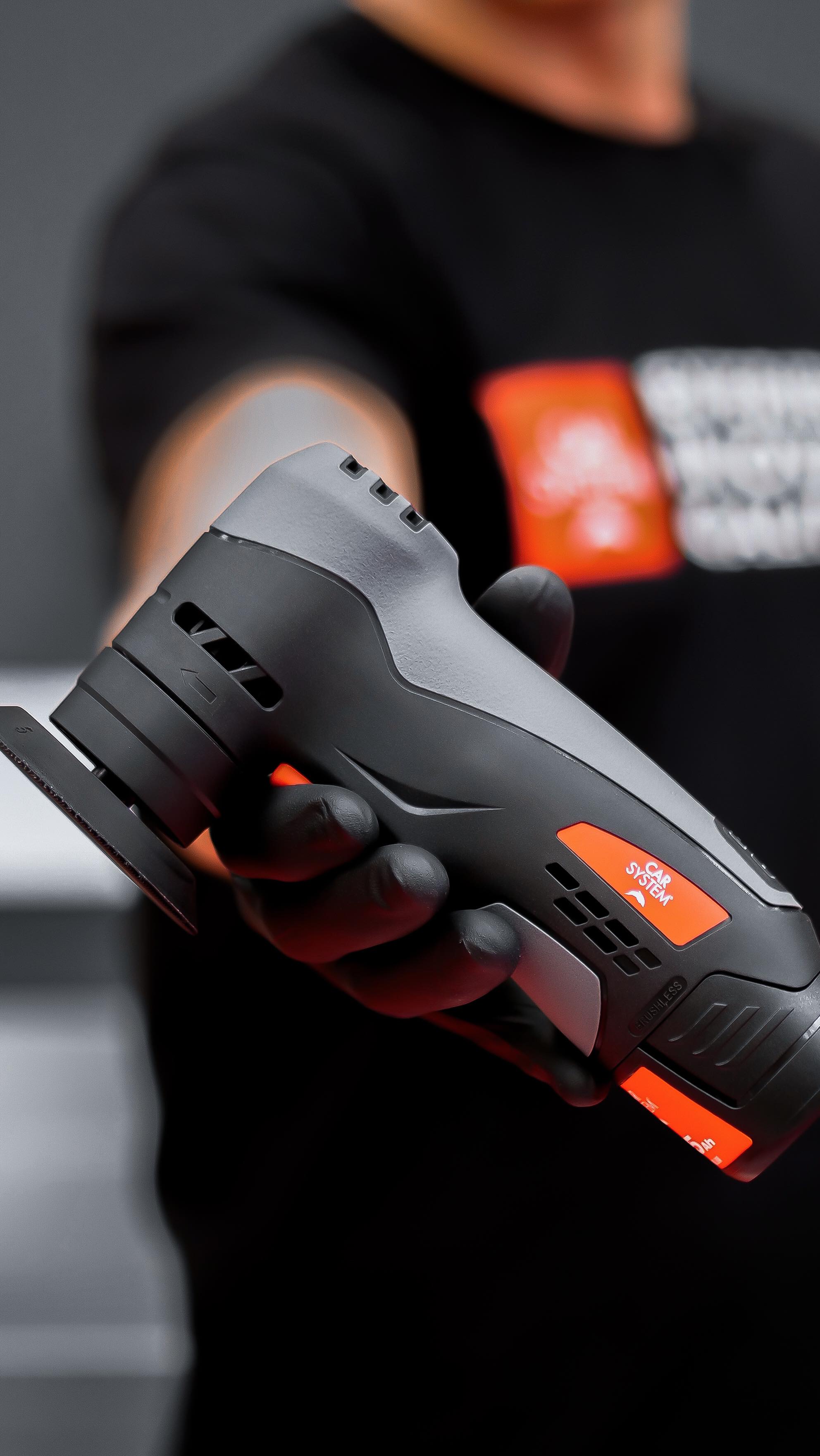 Perfektes Finish – ganz ohne Kabel!
Der CSH-COS01 ist der perfekte Akku-Exzenterschleifer für feine Schleifarbeiten, Smart-Repair und Finish-Arbeiten.
-
Perfect finish – no cords attached!
The CSH-COS01 is the perfect cordless random orbital sander for fine sanding, smart repair, and finishing work.