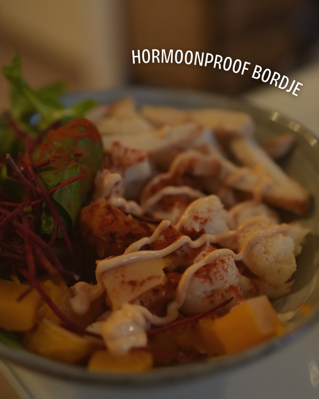 👉🏼 Swipe voor de ingrediënten van een van mijn kleurrijke bordjesss ✨🌈🧡🧚♀️🤌🏻🥰
Deze bowl zit vol vezels, antioxidanten, mineralen en gezonde vetten die je hormonen en darmen happy maken!!
🥑 Pompoen voor magnesium & bètacaroteen
🌱 Bietjes voor foliumzuur & wat love voor de lever
🌿 Rucola & bloemkool voor oestrogeenbalans
🍃 Spinazie voor ijzer & magnesium
🍗 Kip voor eiwitten & B-vitamines
🍄 Truffelmayo because its yummmm (en vetten 😉)
Ik kijk nu zó anders naar voeding dan vòòrdat ik mijn hormoongezondheid ging herstellen. Elk eetmoment is een kans om je lichaam letter te ‘voeden’. En vaak is het; hoe kleurrijker je bord, hoe beter ✨🫶🏻
#happyhormones #hormoonbalans #darmgezondheid #cycleproof #hormooncoach #bewustleven #gezondelevensstijl #gezondleven #hormoongezondheid #hormonen #kleurrijketen