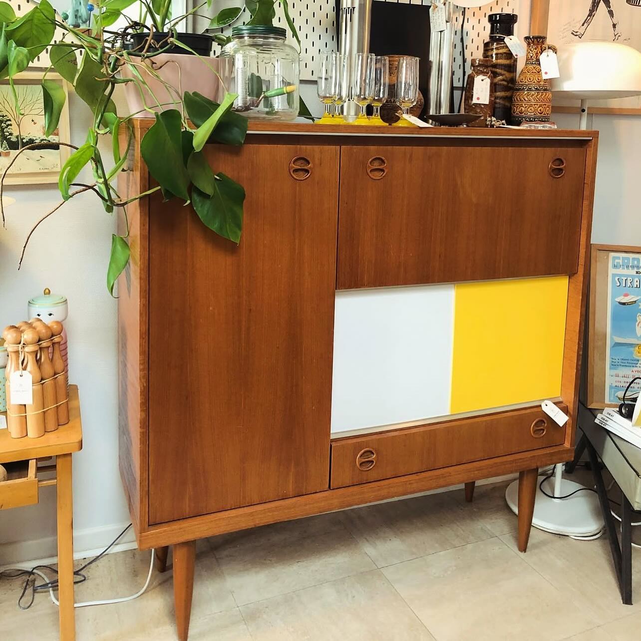 Buffet scandinave vintage bicolore – 1960
?️690€
Élégant buffet scandinave vintage des années 1960, bicolore et fonctionnel.
La partie bar dispose de portes abattantes tandis que la partie étagère à gauche offre du rangement généreux sur toute la hauteur. La partie basse à doubles portes coulissantes colorées en vinyles interchangeables ajoute charme et dynamisme à l’ensemble.
Un meuble au design épuré typique du style nordique, idéal pour une salle à manger ou un salon, alliant praticité et esthétisme. Pièce unique qui apportera caractère et chaleur à votre intérieur.
État: très bon sauf la brûlure sur le dessus mais qui a été atténuée depuis la photo et peux être caché par un vase ou autre…
Buffet scandinave, vintage 1960, meuble bicolore, design nordique, meuble bar, meuble vitrine, mobilier rétro, décoration intérieure.