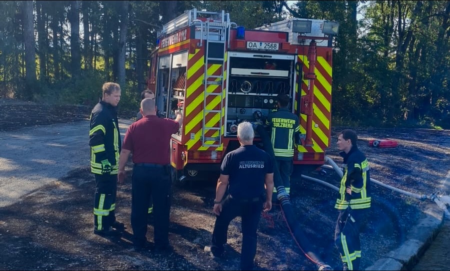 Pilotlehrgang in Dietmannsried: Maschinistenausbildung im Landkreis Oberallgäu – Inspektionsbereich Nord 👨🚒🚒
Im Rahmen der kontinuierlichen Weiterbildung und Schulung der Feuerwehrkräfte im Landkreis Oberallgäu wurde ein spezialisierter Maschinistenlehrgang angeboten, der sich über drei Abende und einen Samstag erstreckte. Der Lehrgang richtete sich an Feuerwehrmitglieder, die ihre Kenntnisse im Umgang mit Feuerwehrfahrzeugen und deren technischen Geräten vertiefen wollten.
Alle Teilnehmer nahmen erfolgreich daran teil.🎊📄