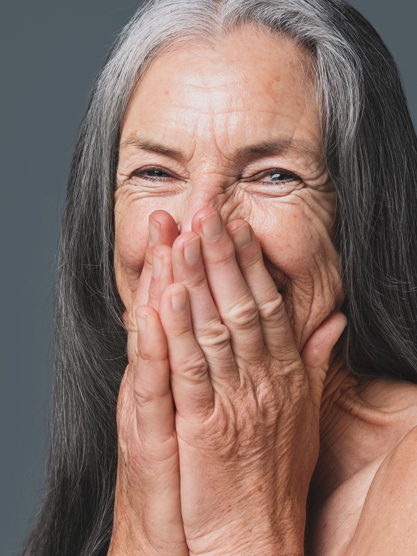 No es lo mismo envejecer que descuidarse 💫
La edad pasa, sí… pero tu cuidado marca la diferencia.
Mereces sentirte bien, verte radiante y abrazar cada etapa con amor propio.🌿 Cuidarse no es vanidad, es bienestar.
✨ Tu piel, tu cuerpo y tu energía te lo agradecen.1. Protege tu piel del sol☀️
Usa SPF todos los días, incluso en invierno.2. Hidrátate bien💧
Bebe suficiente agua y usa cosmética hidratante.3. Aliméntate de forma consciente🥗
Prioriza frutas, verduras, omega 3 y evita procesados.4. Muévete a diario🚶♀️
El ejercicio mejora la circulación, el ánimo y la piel.5. Duerme bien😴
El descanso es esencial para regenerar cuerpo y mente.6. Cuida tu mente🧘♀️
Medita, respira, evita el estrés crónico.7. Hazte tratamientos estéticos adecuados💆♀️
Como radiofrecuencia, oxigenoterapia, masajes o faciales específicos.8. Rodéate de personas que te sumen💜
La buena energía también rejuvenece.Envejecer es inevitable, descuidarse no😉#AutocuidadoReal #EnvejecerConEstilo #BellezaConsciente #CuidarseEsQuererse #SedatioCare