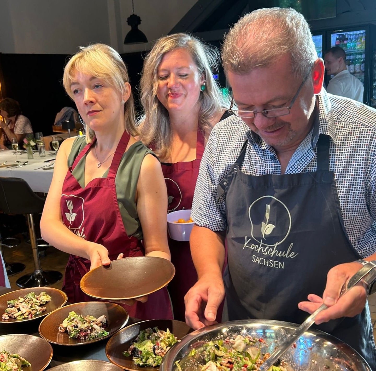 Die schönste Zeit des Jahres kann kommen – das Weihnachtsmenü für Anfänger ✨?️??
Der Countdown läuft: In weniger als 100 Tagen ist es so weit! ? Passend dazu haben wir in unserer Kochschule am Samstag ein festliches Menü gezaubert. Unter der Anleitung von Koch Jens erlernten die Teilnehmenden Schritt für Schritt, wie man ein edles Weihnachtsdinner auch als Anfänger mühelos meistern kann ?
Zum Start gab es einen frischen Salat, bevor der Hauptgang mit einem zarten Rinderfilet klassische Winteraromen auf den Teller brachte. Den krönenden Abschluss bildete ein Dessert wie aus dem Weihnachtsmärchen: Ricotta-Mohn-Knödel! ???
Wer ebenfalls kosten möchte, sollte nicht zu lange warten und sich die letzten Tickets für unsere Kochkurse in diesem Jahr sichern:
?? www.kochschule-sachsen.de
? 0174/ 2894035
✉️ verkauf@kochschule-sachsen.de
#kochschulesachsen #weihnachtsmenü #kochenlernen #kochenfüranfänger #weihnachtsgewürze #kochenmachtglücklich #festlichegenüsse #weihnachtsdinner #rinderfilet #weihnachtenstehtvordertür