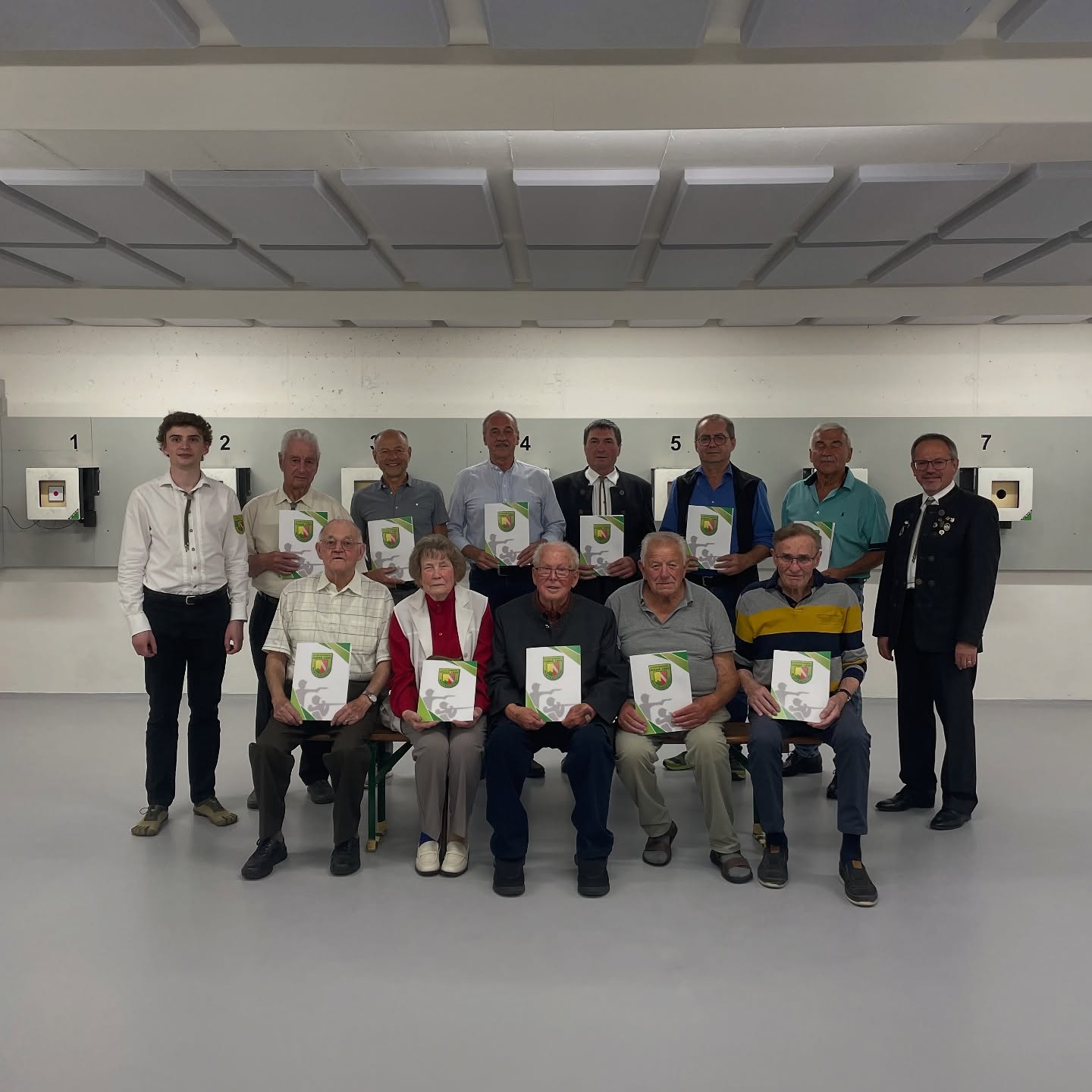 ***Ehrung langjähriger Mitglieder***
Es war mal wieder an der Zeit unsere langjährigen Mitglieder zu ehren. Vielen lieben Dank an jeden von euch für die Unterstützung unseres Vereins. Insgesamt durften wir 67 Mitglieder auszeichnen für 25-, 40-, 50-, 60- und sogar 70-jährige Mitgliedschaften.
(1. Bild: Ehrung 50, 60, 70 Jahre
2. Bild: Ehrung 40 Jahre
3. Bild: Ehrung 25 Jahre)