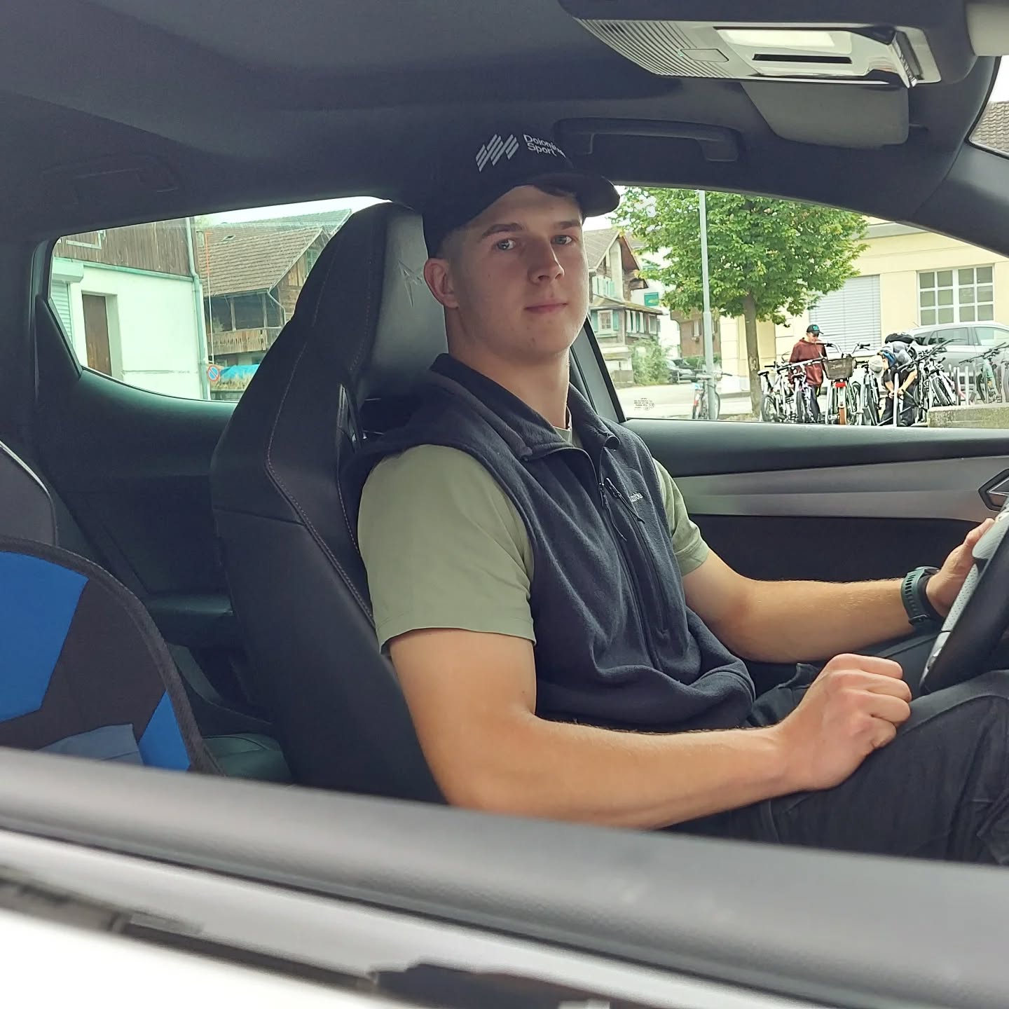 Jetzt braucht es keine Begleitperson mehr.
Lieber Lukas
Herzliche Gratulation, zur bestandenen Führerprüfung.
Vielen Dank für dein Vertrauen, allzeit gute Fahrt. ?