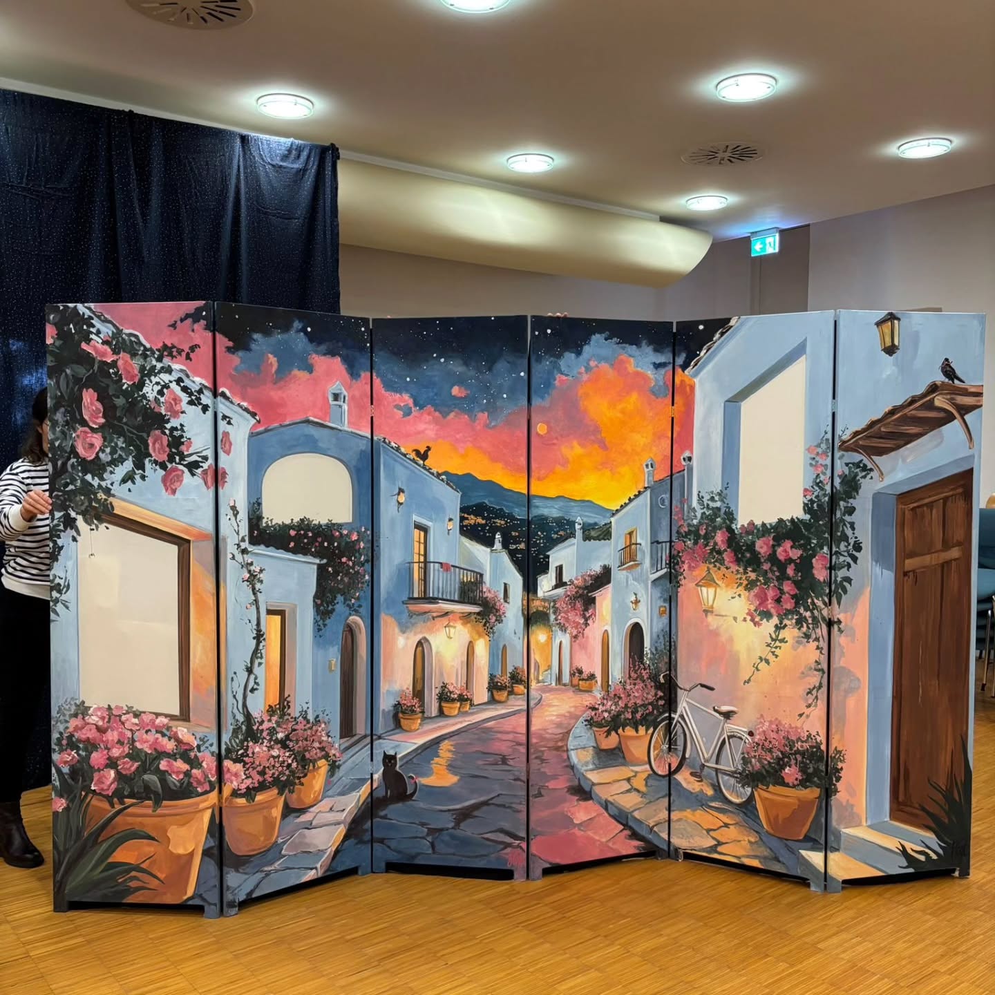 Tataa unser Bühnenbild ist da! Vielen Dank an Juliane Vogt für die Gestaltung 🤩
Hier der erste Teil:
Die Stadt schläft nie… zumindest nicht für Rabe Kosmos. 🐦✨
Er kennt jedes Fenster, jedes Dach, jede versteckte Ecke.
Hinter den bunten Fassaden verbergen sich Geschichten – Schatten, die lebendig werden, Szenen, die nur darauf warten, entdeckt zu werden.
🐈 Da schleicht eine Katze.
🐦 Eine Amsel mit ihrem Wurm.
Und mittendrin der Rabe, der alles sieht… und doch sein Geheimnis hütet.
Wer durch diese Fenster blickt, taucht ein in die Welt von Rabe Kosmos – voller Farben, Rätsel und kleiner Wunder. 🌌
#RabeKosmos #Bühnenzauber #Schattenstadt #Theaterträume #geheimnisvoll
#kinderkonzert #kulturfürkinder #kindermusik #märchenzeit #musiktheater
#bläserquintett #windquintet #fluteoboeclarinethornbassoon