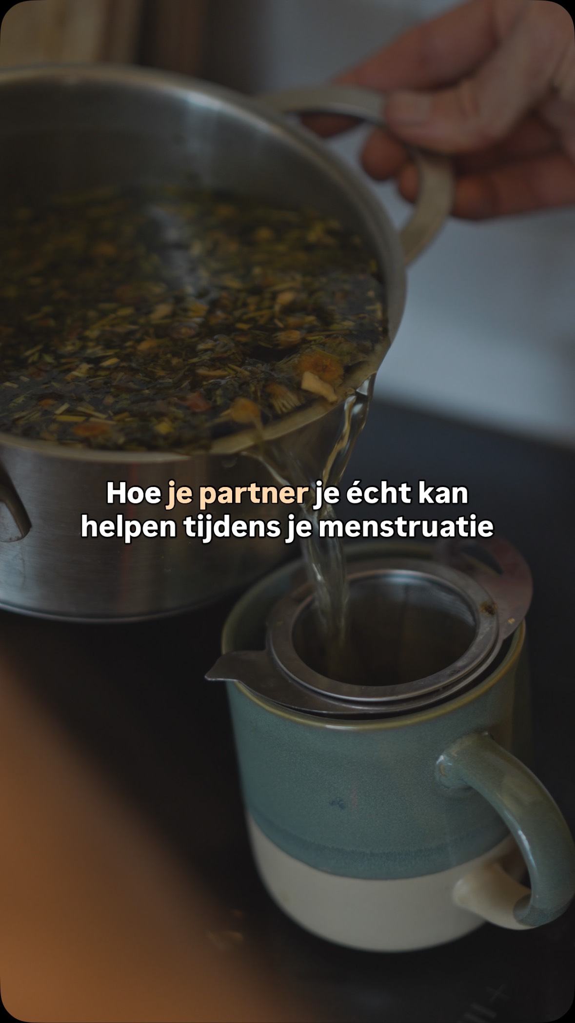 (Stuur dit naar je partner 💗)
Waarom? Omdat je cyclus veel beter geholpen is met échte ondersteuning in plaats van alleen het dempen van klachten 🤍
🍵 Cyclesync kruidenthee
Een warme kruidenthee werkt niet alleen ontspannend en verwarmend, maar kan ook een bron zijn van mineralen die je lichaam juist nu extra hard nodig heeft (denk aan ijzer, magnesium en calcium). Kruiden zoals brandnetel, frambozenblad en paardenbloemblad ondersteunen je baarmoeder, bevorderen de doorbloeding en helpen je hormonen in balans.
🫚Gember
Gember is een natuurlijke ontstekingsremmer! Het helpt bij het ontspannen van je baarmoederspieren en ondersteunt de doorbloeding, waardoor krampen verminderen en je sneller verlichting ervaart. Een kopje kruidenthee met gember kan dus echt voelen als medicijn uit de natuur. ✨✨✨
🥣 Mineraalrijke bouillon
Tijdens je menstruatie vraagt je lichaam om warme en goed verteerbare voeding. Een rijke groente- en/of bottenbouillon geeft je energie, ondersteunt je spijsvertering en voelt letterlijk als een lekkere warme huggieee van binnenuit. 🫂 Perfect om je mineralen dus aan te vullen en je lijf wat zachtheid te geven.
🌰 Pompoenpitten
Pompoenpitten zijn meeega krachtig: rijk aan zink en magnesium. Zink ondersteunt de progesteronproductie en werkt ontstekingsremmend. Dit kan PMS-klachten zoals stemmingswisselingen en krampen verzachten. Een handje pitten/noten per dag aan de hand van seed cycling is een hele simpele, maar ook hele effectieve cyclus-hack.
💧 Magnesium
Magnesium helpt je baarmoederspieren te ontspannen, vermindert opgeblazen gevoel en ondersteunt je stemming. Je kunt magnesium innemen of uitwendig gebruiken (bijv. magnesiumspray of -olie onder je voeten en in je hals) voor snelle verlichting van spanning en krampen. En die voet/nek massage is niet een heeel vervelend iets om erbij te moeten krijgen ;)))
💛 Kortom: kleine swaps, groot verschil. En nóg fijner wanneer je partner jouw cyclus leert kennen en dit met liefde voor je doet en klaarmaakt 🥹✨
#hormoonbalans #hormooncoach #vrouwengezondheid #cyclesyncing #cyclus #pms #pmsrelief #pmsklachten #menstruatie #vrouwen