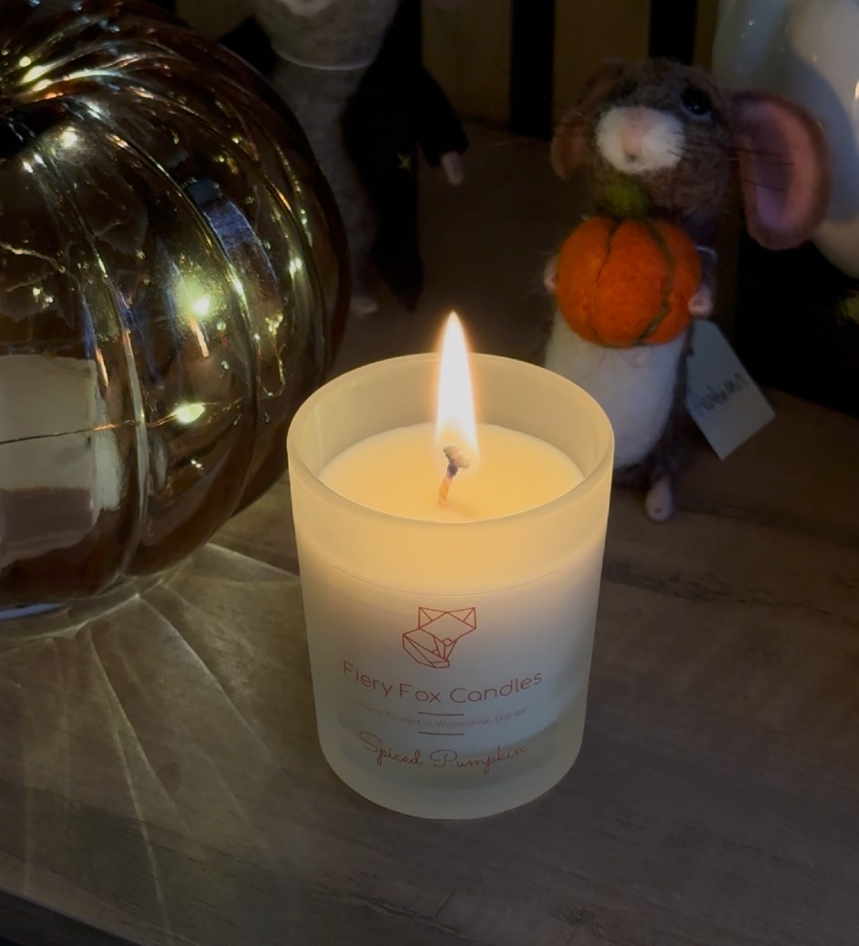 Our Spiced Pumpkin has been flying off the shelves, thank you! ? We’re so glad you all love this scent as much as we do.
A delicious blend of gourmand, fruity, and spicy notes, it’s autumn in a jar ? Think nutmeg and orange on top, clove at the heart, and a sweet base of caramel, tonka, and vanilla. Available as candles, reed diffusers, and melts.
Come see us in the shop or shop online today! ✨