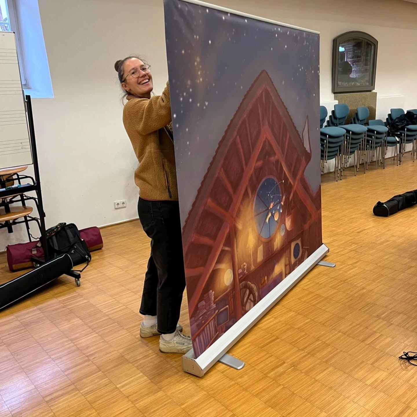 🚀 Rabe Kosmos probt den Blick ins Universum!
Steffi hat das alte Teleskop entdeckt – Baujahr „ungefähr kurz nach dem Urknall“ 😅 –
und hält Ausschau nach neuen Galaxien … oder nach dem nächsten Probenkaffee ☕️✨
Währenddessen wird auf der Erde fleißig gebastelt:
Isabel schneidet, tüftelt und zaubert Schattenwesen ins Leben ✂️🐦💫
Das Quintett?
Mittendrin zwischen Sternenstaub, Schablonen und jeder Menge Vorfreude auf die Bühne!
#RabeKosmos #Probenzeit #Bühnenzauber #Schattenwelten #theateralltag #quintettimkosmos #backstagefun #kulissenzauber
#kinderkonzert #kulturfürkinder