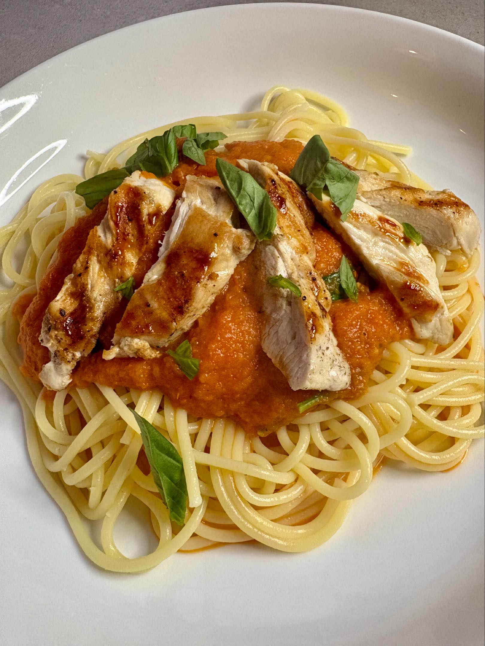 Roasted tomato pasta sauce with onion, garlic, white wine and basil. Served with spaghetti and griddled chicken breast. A great way to use up an excess of tomatoes, and the roasting really intensified the flavour.
Great midweek dinner.
Recipe on my website.
#tomatoes #tomatosauce #pasta #pastasauce #pomodoroebasilico #tomatopasta #food #foodie #foodblogger #lovefood #simplemeals #bristolfood #bristolfoodbloggers #bristolfoodie