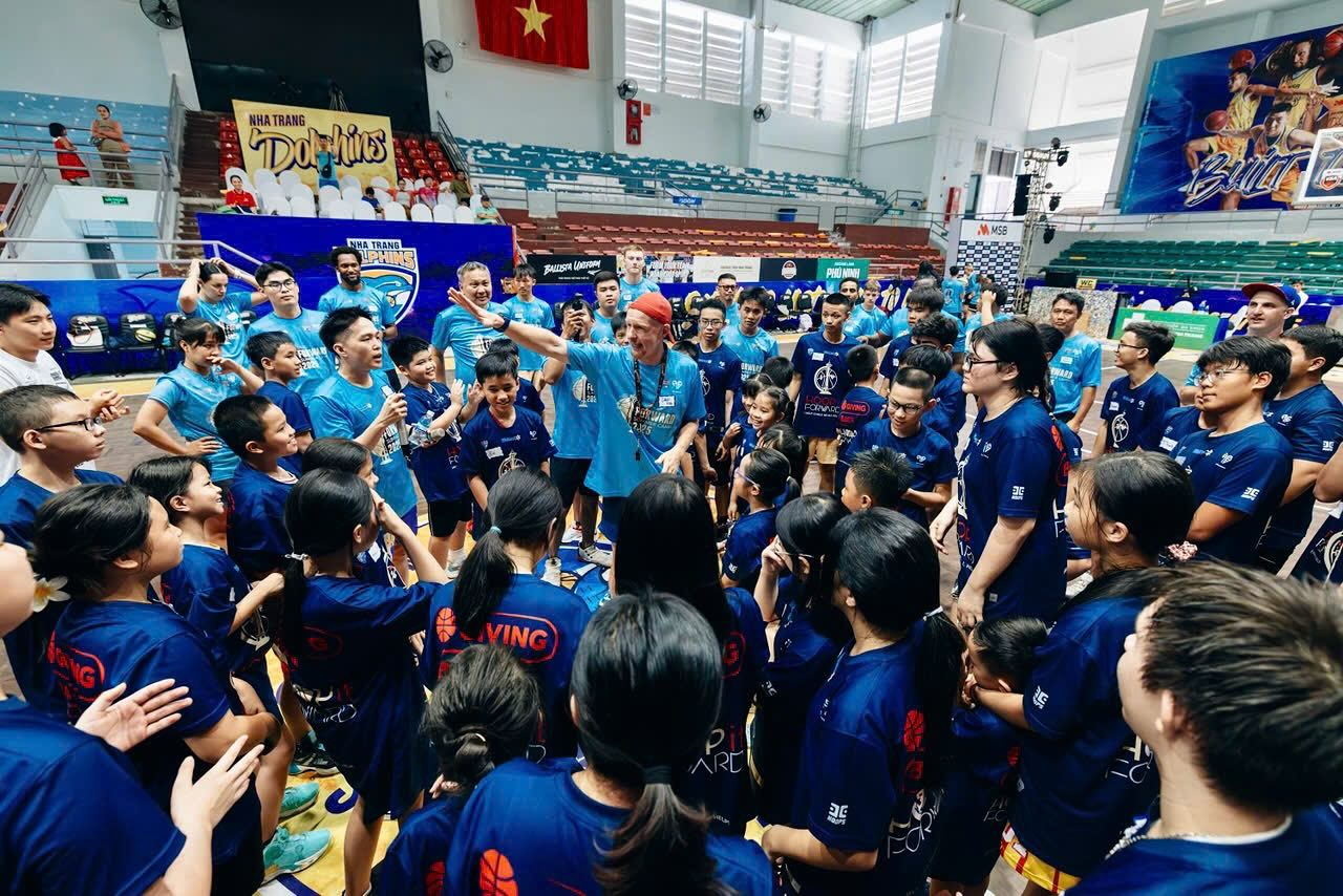 Coaches, do you feel as if there’s no-one supporting you to get the skills you need to break into the job you deserve?
If you’re in this boat, you’ll be all too familiar with the struggle of working long hours for low pay, and feeling like you’re not getting the respect you deserve, or the opportunities that you know are out there.
You’ll also know that applying for better jobs, or going through online certification courses just doesn’t work.
Why? Because organisations only hire experienced coaches, or people they know already.
It wasn’t until I landed an associate job in Iceland that I finally got the mentorship I needed.
And moving to Iceland isn’t available to everyone.
That’s why I’m putting together a new programme to help basketball coaches master the art and science of professional coaching through my unique blend of online material and live mentoring.
So I’m looking for 6 people to act as beta-testers to go through the programme and give me feedback.
You’ll get a massive discount on what the programme will eventually cost.
If you or someone you know would be interested…
Message me and I’ll send over any details.