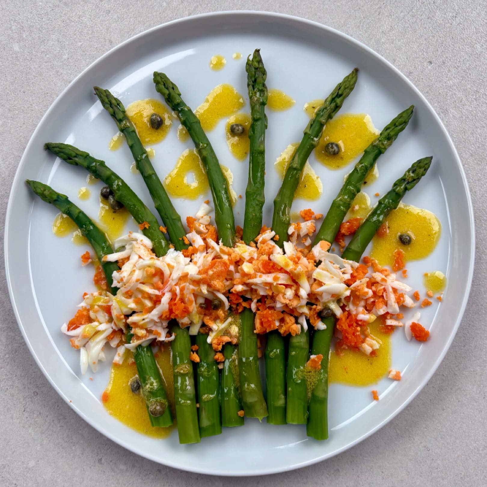 I haven’t had this in ages but really fancied it for lunch and it’s so easy to make too. Boiled a couple of fabulous @clarence_court eggs, then grated them over some steamed asparagus. Topped with homemade caper vinaigrette and served with crusty bread. Perfect!
@fragatauk - capers (again!)
#asparagus #asparagusrecipes #vegetarian #lunchtime #alittleofwhatyoufancy #lunchideas #lunch #food #foodblogger #foodie #foodies #bristolfoodie #bristolfoodbloggers
