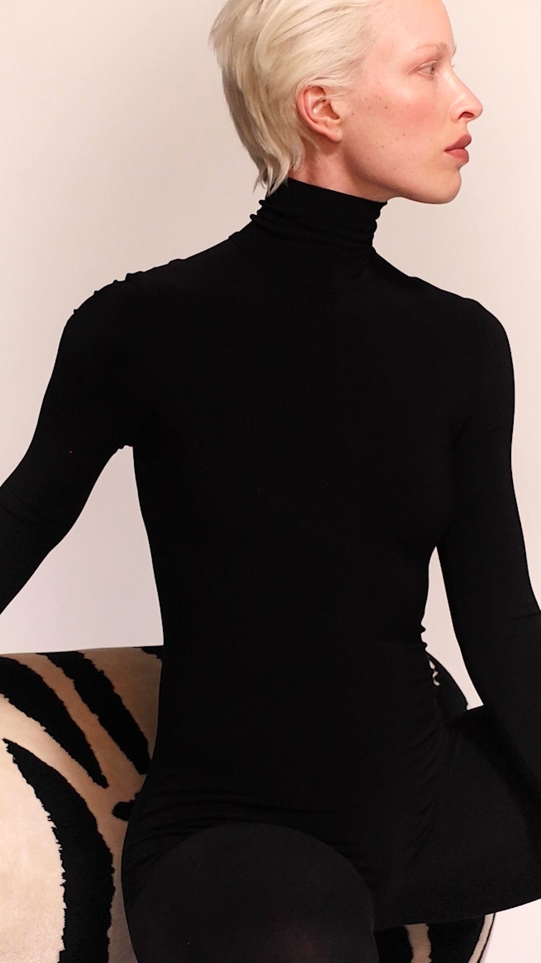 Wild meets iconic.
Unser Zebra-Velours feiert sein Comeback – als Statement zwischen Kunst und Komfo...