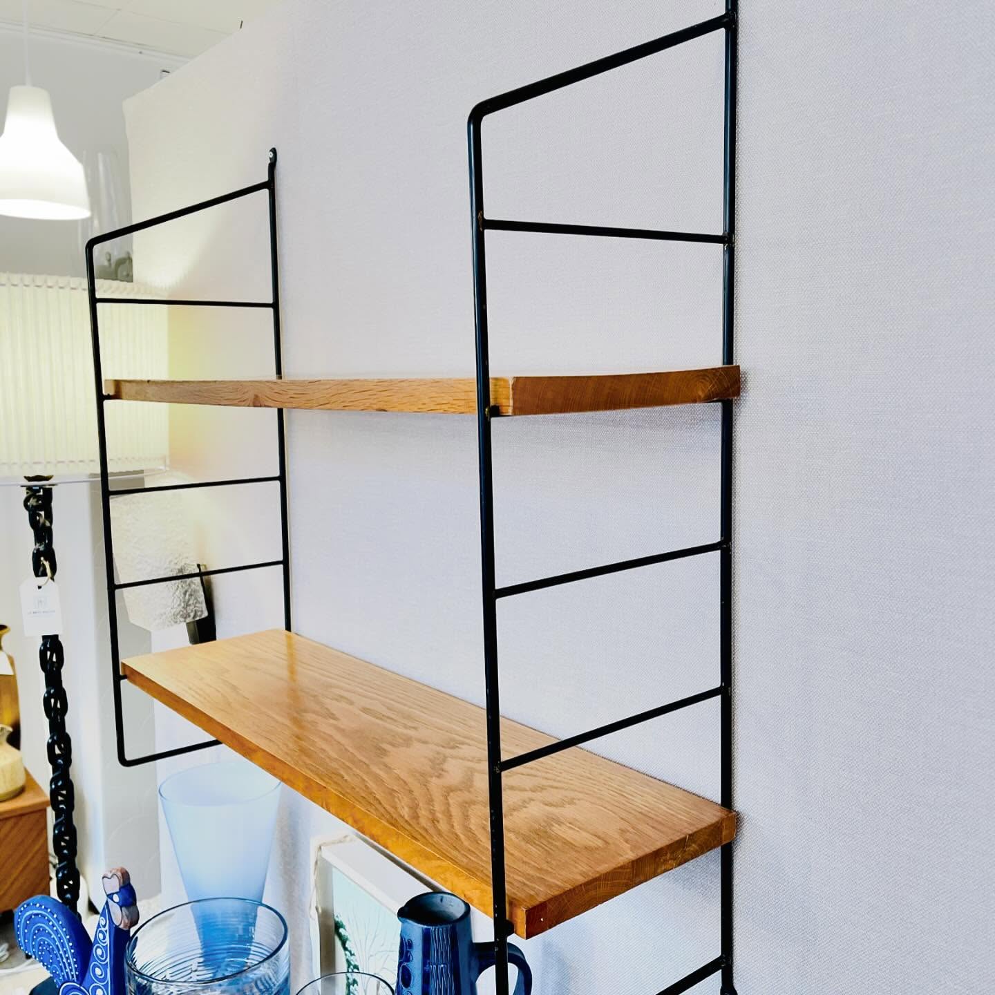 Étagère String en Bois Massif – Design Scandinave 1960
?️ 160€
Sublimez vos murs avec cette étagère String en bois massif, incarnation du design scandinave épuré et fonctionnel des années 60.
Sa structure légère et modulable permet de composer un espace de rangement ou d’exposition sur mesure, tout en apportant chaleur et authenticité grâce à la noblesse du bois massif.
Idéale pour mettre en valeur vos livres, objets décoratifs ou plantes, cette étagère allie élégance, simplicité et robustesse, et s’intègre parfaitement dans un intérieur contemporain ou vintage. Un classique du design des années 60 qui traverse les modes avec style et fonctionnalité.
État: Bon état, quelques traces d’usage mineures sur les étagères, bois sain et robuste.
Dimensions :
H67 x L65 x P21