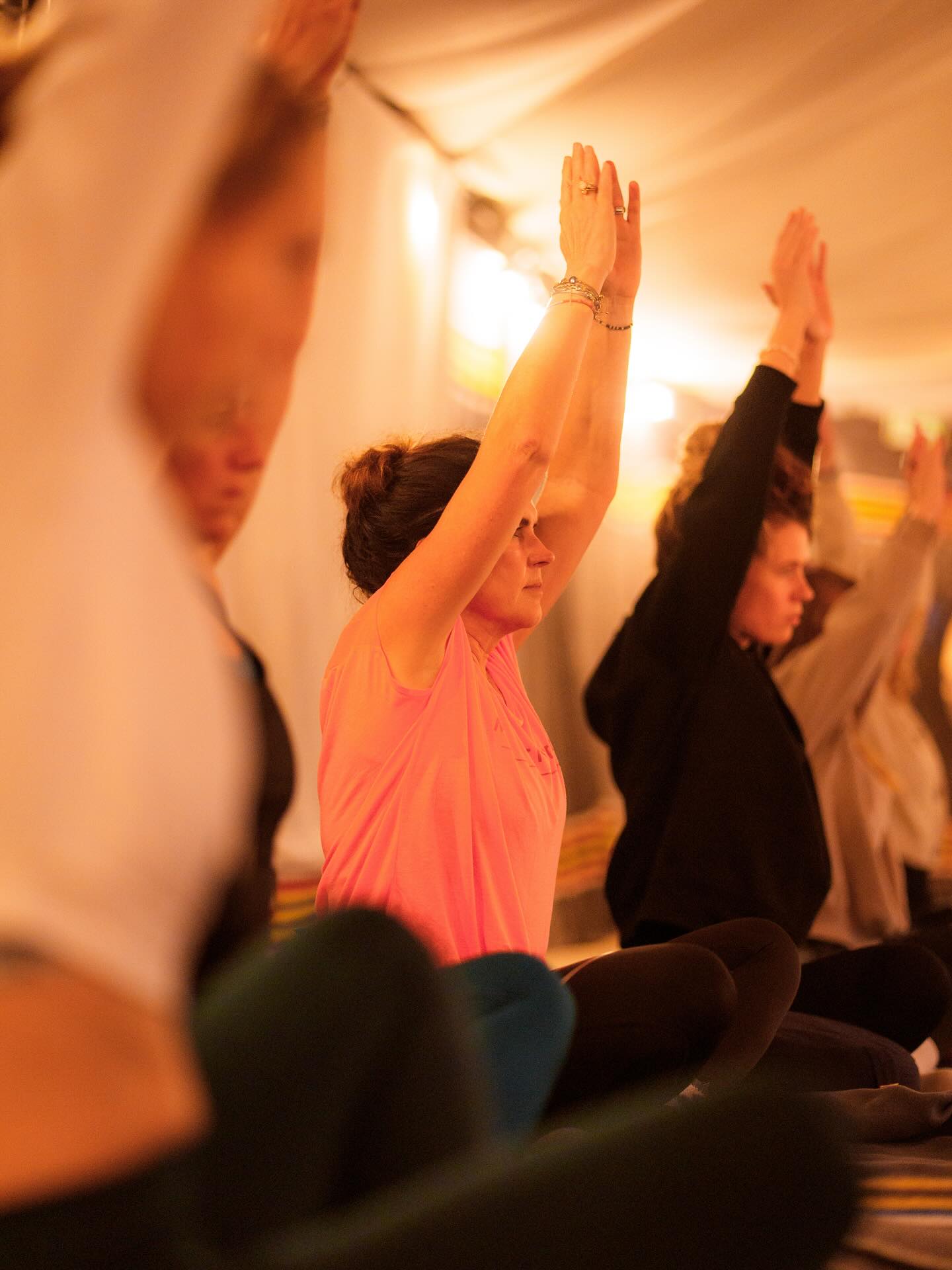 Frisse lucht, warme spieren. Bij de yoga zet je je vuurtje weer aan 🔥💪