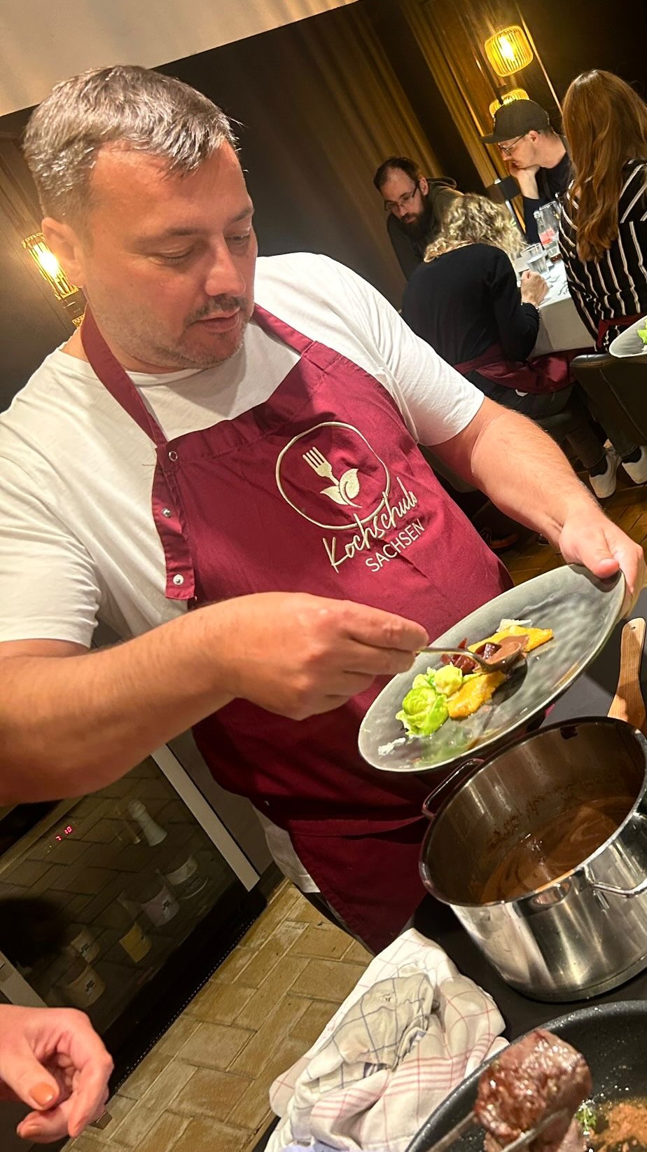 Eine wilde Sache – Feines aus Wald und Wiese ???️
Beim öffentlichen Kochkurs „Eine wilde Sache“ drehte sich bei uns alles um die Kunst der Wildküche. Unter der Anleitung von Koch Jens tauchten die Teilnehmenden in die aromatische Welt von Reh, Hirsch und Wildtaube ein – kreativ kombiniert und mit viel Liebe zum Detail angerichtet! ?
Jens erklärte dabei den richtigen Umgang mit Wildfleisch, gab Tipps zu Garzeiten und zeigte, wie sich klassische Aromen modern interpretieren lassen. Das Ergebnis war ein raffiniertes Menü, das bewies, wie vielseitig Wildgerichte sein können! ?
Ein großes Dankeschön an alle Teilnehmenden, die in gemütlicher Runde mitprobiert und angestoßen haben – ein Abend, der einmal mehr zeigte, dass Kochen nicht nur Handwerk, sondern auch Erlebnis ist ?
Wer nun Lust bekommen hat, selbst den Kochlöffel zu schwingen, findet in unserem Kursplan viele weitere Möglichkeiten dazu:
?? www.kochschule-sachsen.de
☎️ Tel. 0174 / 2894035
✉️ verkauf@kochschule-sachsen.de
#kochschulesachsen #schlagwitz #wildkochen #gemeinsamkochen #kochkurs #reh #hirsch #wildtaube #kochenunteranleitung #anstoßen? #gewürze