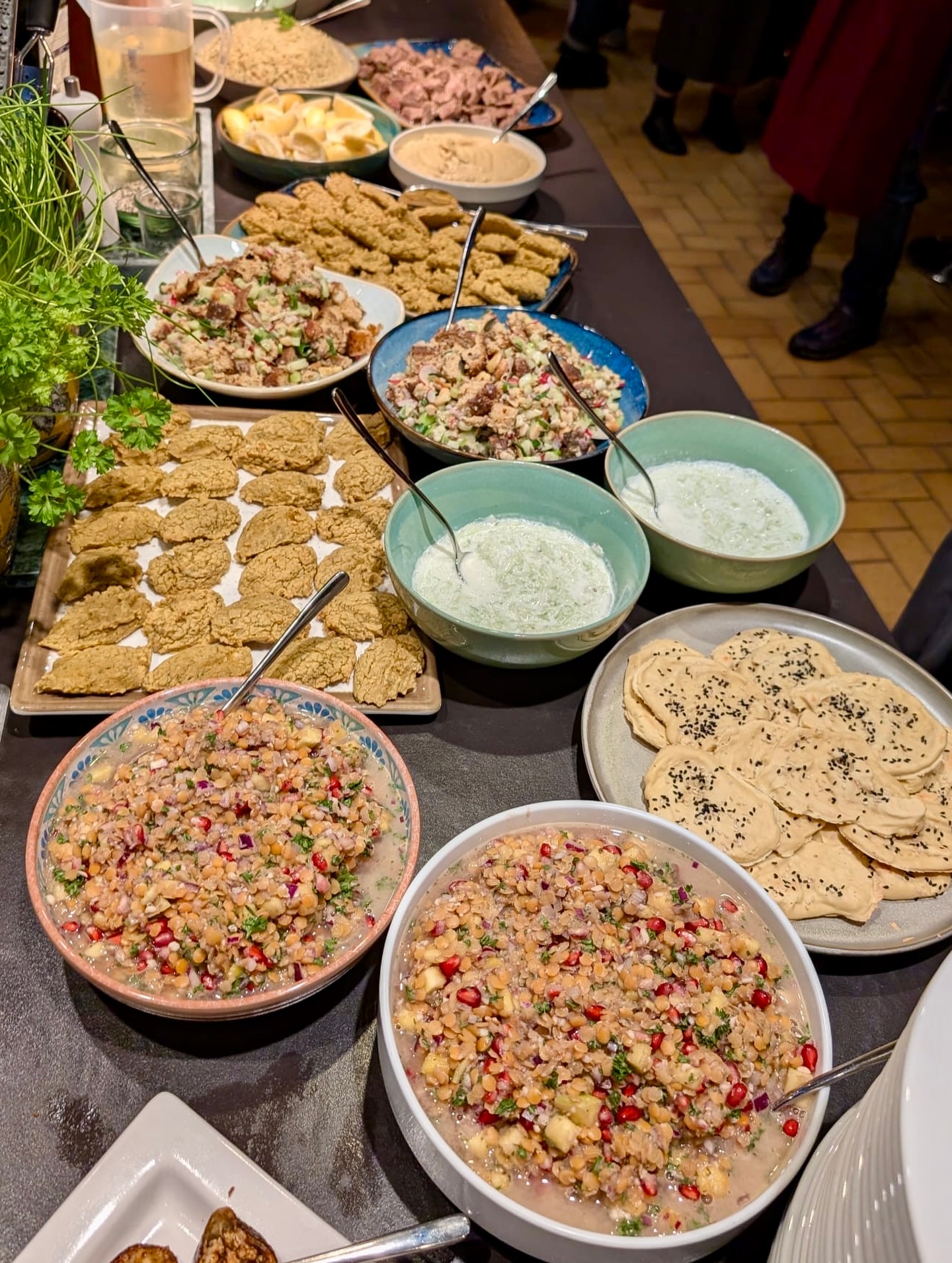 Zwischen Kichererbsen und Kardamom – ein Abend im Zeichen des Orients ???
Dieses Mal ging die kulinarische Reise beim Kochkurs „Orient – Aromen aus 1001 Nacht“ in den Nahen Osten! Gemeinsam mit Koch Florian bereiteten die Teilnehmenden vielfältige Gerichte zu, die den Geschmack dieser faszinierenden Region auf wunderbare Weise einfingen. Von frischen Orient-Salaten über würzige Falafel und aromatische Fladen bis hin zu raffinierten Fleisch- und Fischgerichten reichte das Menü – abgerundet durch ein süßes Finale, das mit einer exotischen Noten begeisterte ??
Mit viel Fachwissen führte Florian durch den Abend, erklärte die typischen Gewürze und ihre Verwendung und vermittelte, wie man orientalische Küche authentisch, aber dennoch alltagstauglich umsetzt ?????
Zwischen Shakshuka, Granatapfel und Ras el-Hanout entstand eine entspannte Atmosphäre, in der allerhand Neues probiert und viel gelacht wurde - ein herzliches Dankeschön an alle, die mit uns gereist sind! ☺️
Wer Lust bekommen hat, ebenfalls einen kulinarischen Kurzurlaub einzulegen, findet in unserem Kursplan sicher die passende „Flugroute“:
?? www.kochschule-sachsen.de
☎️ 0174/2894035
✉️ verkauf@kochschule-sachsen.de
#kochschulesachsen #orient #kochkurssachsen #kochenmachtspass #shakshuka #kardamom #raselhanout #falafel #1001nacht #kochenfürfreunde #anfängerkurs