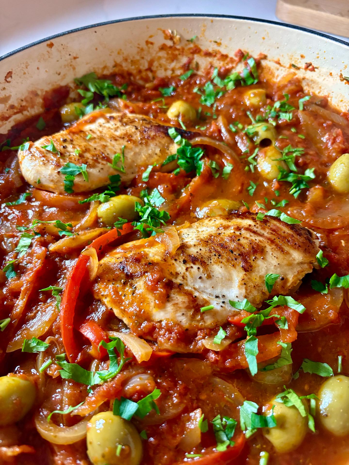 Decided to try a bit of a recipe experiment tonight. Sautéed onion, peppers, garlic and rosemary then added white wine to deglaze the pan, followed by a tin of finely chopped tomatoes, oregano and green olives. Seasoned a couple of chicken breasts then browned in a knob of butter and a touch of olive oil. Added the chicken breasts to the sauce to finish cooking and then garnished with parsley. Served it with herb roasted charlottes and a green salad. Needs a few adjustments but will be making again!
Tinned tomatoes - @muttipomodorouk
#bristolfoodies #bristolfood #bristolfoodbloggers #bristolfoodblog #chicken #chickendishes #chickenrecipes #chickenrecipe #fridaynightdinner #fridaynightfood #foodie #foodblogger #foodblog