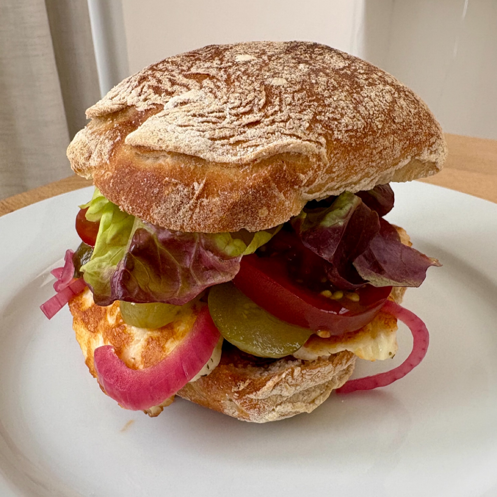 I love Haloumi and haven’t had it in ages, so when I saw some in the fridge, I knew I had to make a Haloumi burger for lunch. Ciabatta roll lathered in chilli jam, Haloumi, pickled red onions, pickled gherkins, tomatoes and lettuce, a bit messy to eat but really good!
Chilli jam - @stokes_sauces
Gherkins - @baxters_uk
Pickled onions - homemade!
Haloumi - @waitrose
#bristolfoodies #haloumi #haloumiburger #lunch #lunchtime?#lunchideas #veggiefood #veggie #food #foodblogger #foodies #bristolfood #bristolfoodblog