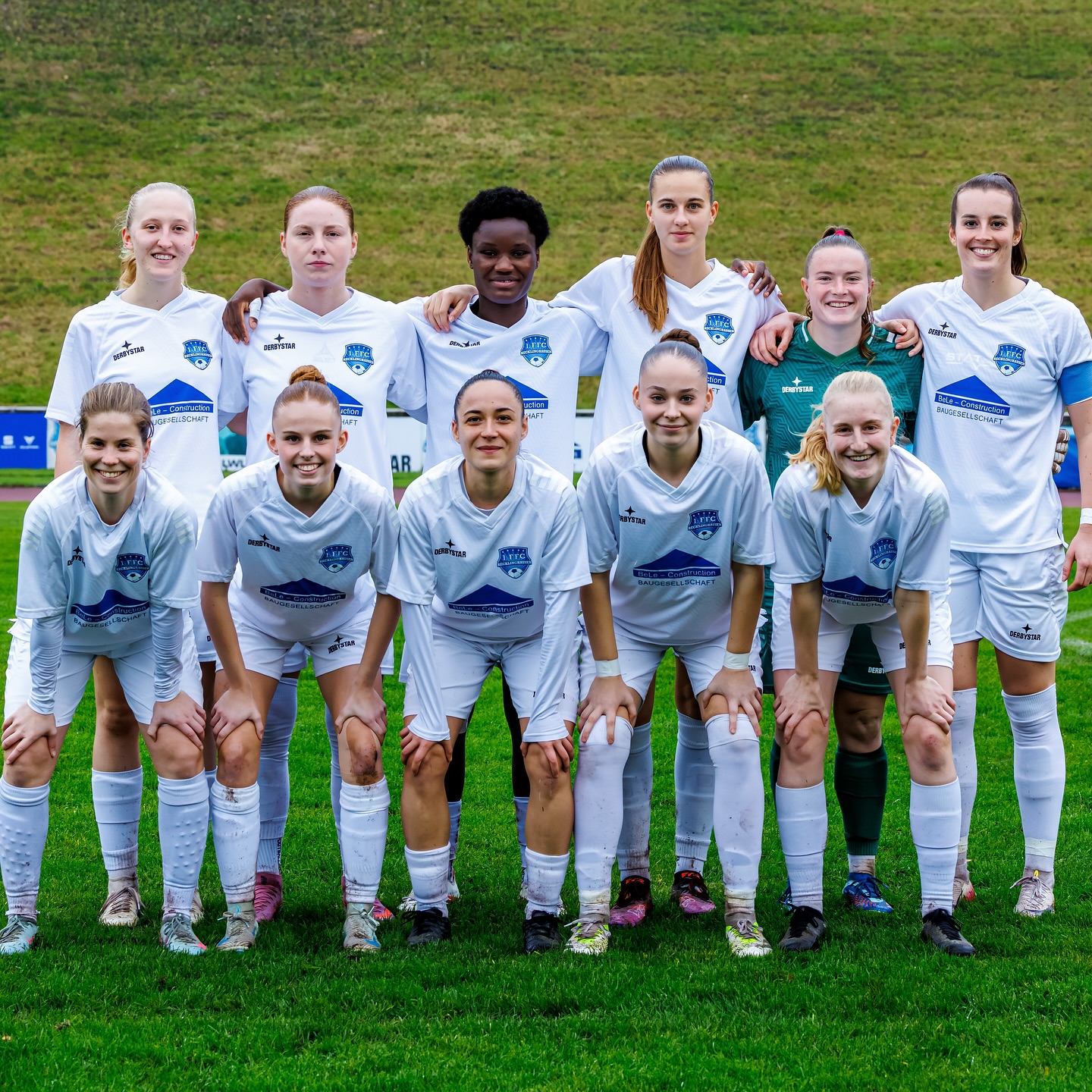 ⚽️ 𝗥𝗲𝗴𝗶𝗼𝗻𝗮𝗹𝗹𝗶𝗴𝗮 #𝗙𝗙𝗖𝗦𝗣𝗢 ⚽️
Einen Fußball-Fight auf nassem tiefen Geläuf lieferten sich unsere Frauen mit den Gästen von @vorwaertsspoho98_frauen am vergangenen Sonntag.
Im heimischen Stadion Hohenhorst reichte es am Ende für einen Punkt.
Nach einer umkämpften und torlosen ersten Halbzeit (0:0) wurde es in Halbzeit 2 emotional.
In der 50. min erkämpfte Hanna Klokkers @hannah.klkkrs einen Strafstoß, den Kathi Prinz @kathi_prinz_ äußerst souverän verwandelte. Die Freude über die verdiente Führung war riesengroß.
Doch nur 5 min später erzielten die Gäste aus Köln den Ausgleich.
Unser Trainerteam peitschte die Frauen unermüdlich nach vorn, Spoho tat das gleiche. Es entwickelte sich ein spannender Schlagabtausch.
Am Ende blieb es beim 1:1 und einer fairen Punkteteilung.
🍀🍀🍀 Gute Besserung unserer Julia Flöttchen @julia.flttn, die sich bereits in Halbzeit 1 bei einem Zweikampf an der Seitenlinie unglücklich am Oberschenkel verletzte und humpelnd den Platz verlassen musste. 🍀🍀🍀
🔙📸 @ric.baumert
#frauenfussball #recklinghausen #spohoköln #team #regionalliga #regionalligawest #stadionhohenhorst #rasenplatz #heimspiel #bele_construction_gmbh #derbystar #mcdonaldsde
@bele_construction_gmbh
@derbystar
@mcdonaldsde