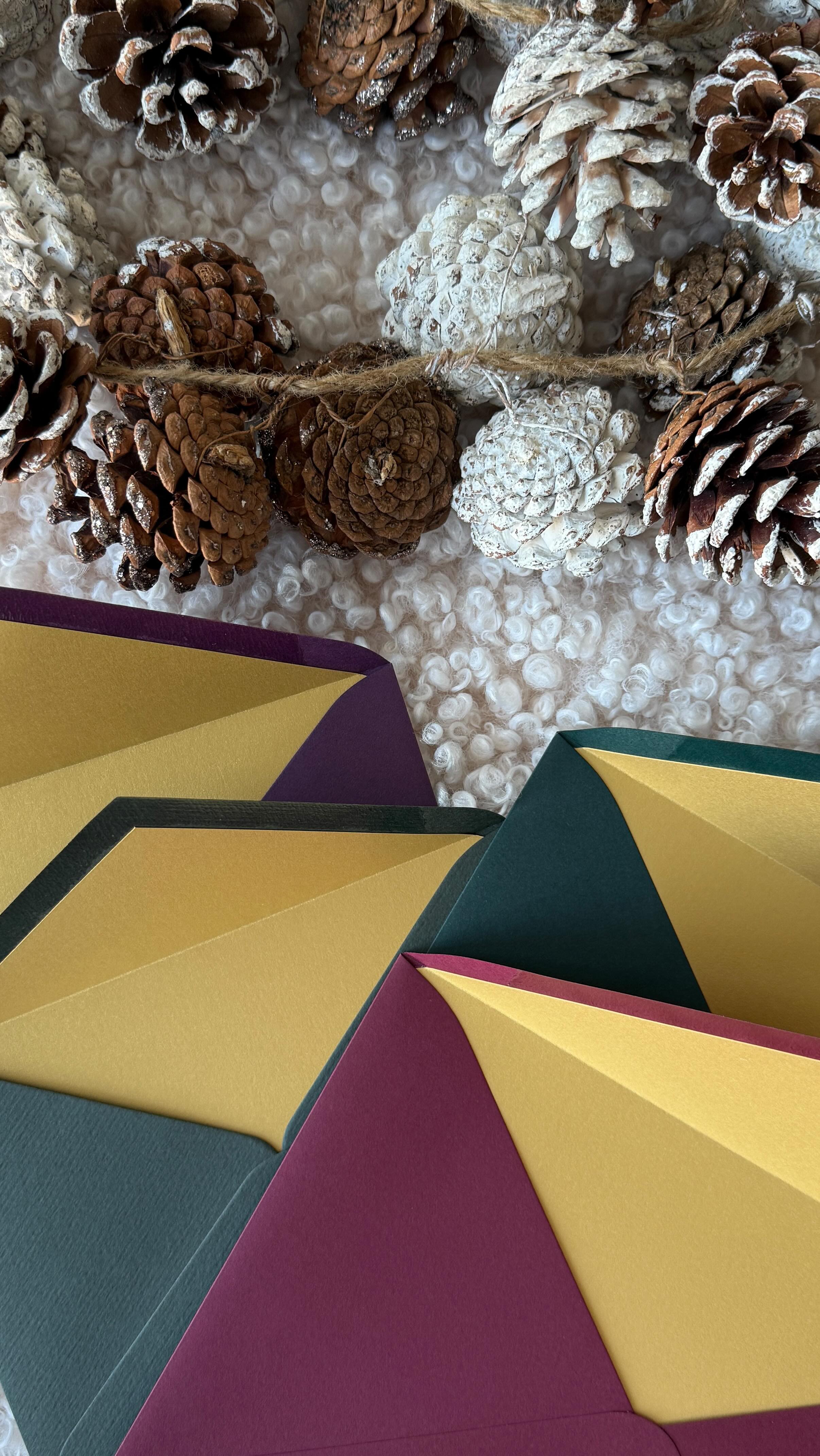 EDICIÓN LIMITADA ♥️ Esta navidad sorprende con nuestro nuevo forro dorado ✨ añade este extra a tus sobres y sorprende a tus destinatarios! Disponible para todas las medidas de sobre!
#sobres #sobresforrados #gold #sobresdorados #sobresdecolores #brillo #navidad #christmas #papeleria #postalesnavidad