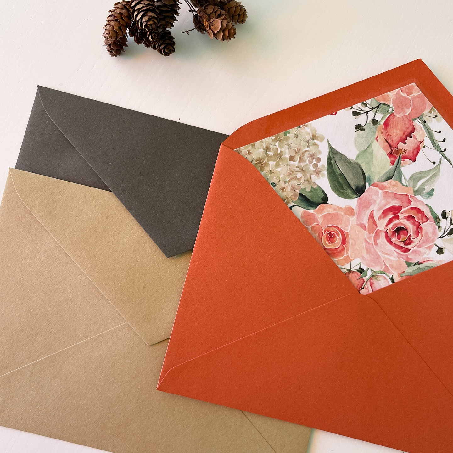 Otoño ? y sus colores… nos encantan estas texturas y los colores otoñales, y a ti? ?
#sobres #sobresdecolores #otoño #sobresforrados #envelopes #autumn #wedding #boda