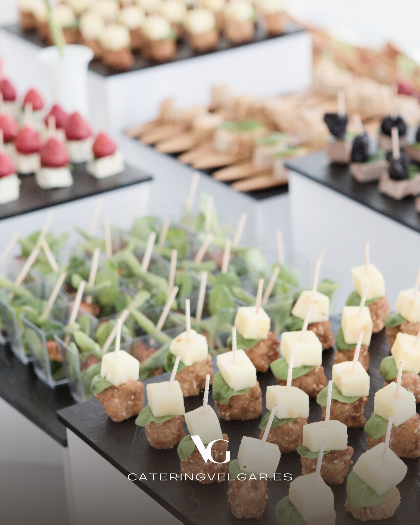 ✨ El arte del queso en cada evento ✨
Hay sabores que transforman un momento en una experiencia. El queso es uno de ellos: versátil, elegante y siempre protagonista.
En VELGAR, seleccionamos quesos que conquistan todos los paladares y acompañan a la perfección nuestros aperitivos y mesas de degustación.
Desde los más suaves hasta los intensos y curados, cada variedad aporta textura, aroma y ese toque de sofisticación que hace que tus invitados recuerden el sabor de tu evento.
❄ Y sí… las mesas de queso también son un acierto en invierno: combinadas con frutos secos, panes artesanos y confituras templadas, se convierten en un rincón acogedor y delicioso.
Amamos lo que hacemos
? www.cateringvelgar.es
? holavelgar@gmail.com
? (+34) 625 982 470
VELGAR Catering & Events ®
© Copyright todos los derechos reservados
