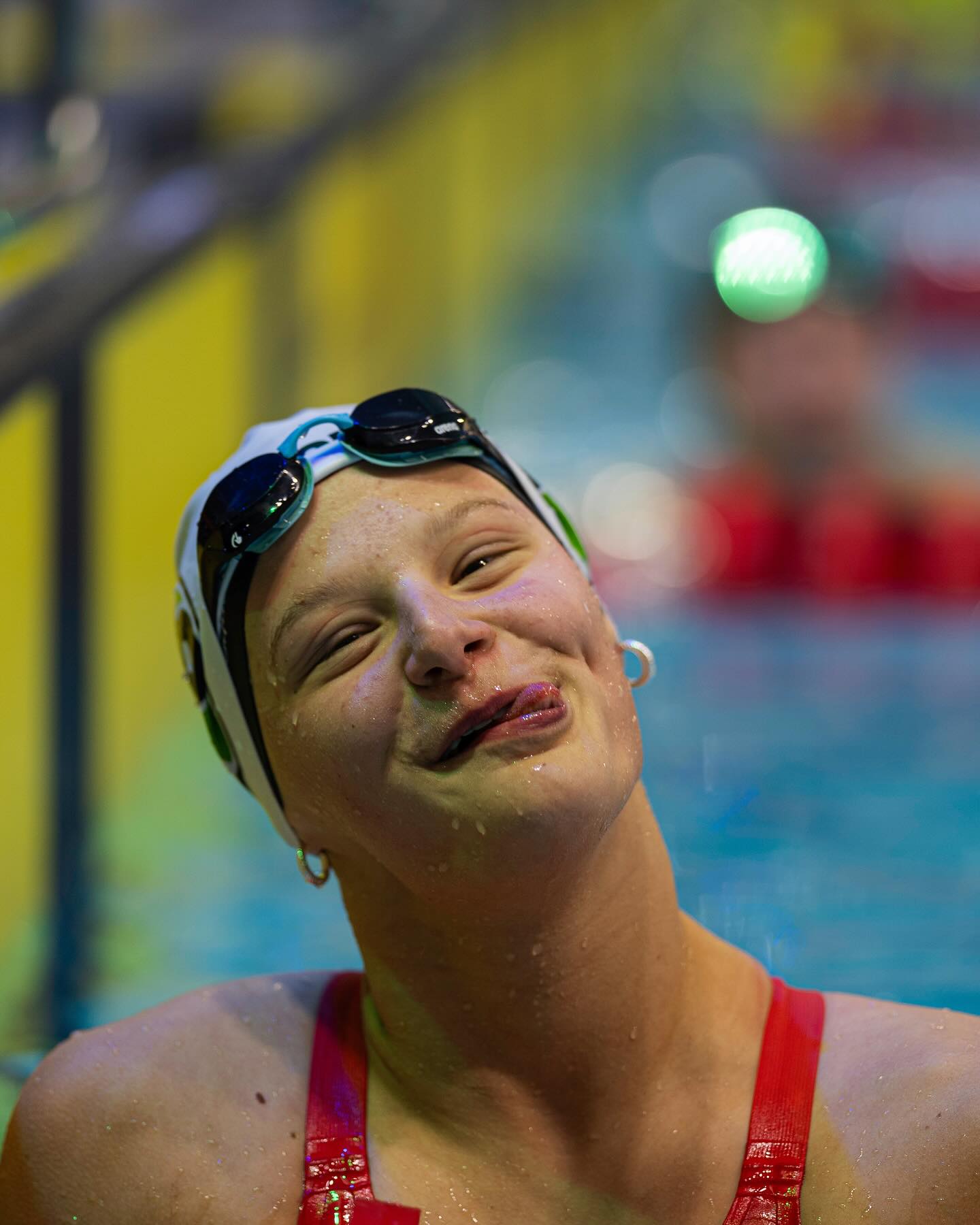 Deutsche Kurzbahnmeisterschaften | Recap🥇
Im fünften Jahr in Folge sprangen die schnellsten Schwimmerinnen Deutschlands in das Wasser der Wuppertaler Schwimmoper. Auch in diesem Jahr waren die niedersächsischen Vereine stark vertreten: 104 Aktive aus 26 LSN-Vereinen gingen an den Start.👏🏻
Nach vier Wettkampftage kehrte der LSN mit einem kompletten Medaillensatz, vielen Bestzeiten und jeder Menge Topplatzierungen zurück:
🥇 für @lilly.wlbm über 50 m Brust (00:30,95)
🥈 für @alena.gmc @alina_mey0 @seikiimo @lilly.wlbm mit der 4×50m Freistil Staffel (1:44,18)
🥉 für @alena.gmc @alina_mey0 @anisa_sbvc @lilly.wlbm mit der 4×50m Lagen (1:54,08)
Neben Lillys DKM-Titel, den Staffelmedaillen und vielen weiteren Highlights, hatte auch @alina_mey0 jeden Grund zur Freude. Die 15-Jährige stellte gleich drei neue Landesjahrgangsrekorde (50m, 100m Schmetterling & 200m Lagen) auf.
ℹ️ Für mehr Infos & Highlights schaut gerne auf unserer Homepage vorbei. Hier findet ihr zu jedem Tage einen ausführlichen Bericht.
📸 Ein großes Dankeschön geht an @patrickwallbaum_fotografie , der während der gesamten Meisterschaften vor Ort war und wie immer, viele tolle Momente festgehalten hat.
#lsn #dkm #deutschekurzbahnmeisterschaften #schwimmen #niedersachsen