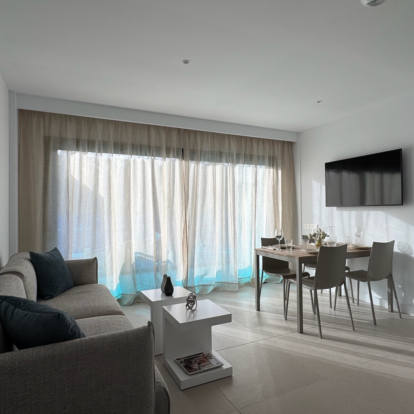 Una vivienda cerca del océano, pensada para dar la bienvenida a quienes buscan desconectar y disfrutar de sus vacaciones.
Optamos por un estilo neutro y atemporal, donde los materiales nobles hablan por sí solos: lino en las cortinas que se mueven con la brisa marina, terciopelo suave en cabeceros y almohadas, luces cálidas con detalles dorados y elegantes marmolados blancos que se combinan con toques de madera natural.
Un espacio sereno, acogedor y listo para recibir momentos inolvidables.
#diseñointeriores #interiorismo #vacationhome #interiordesignlovers #materialesnobles #decoracionneutra #coastaldesign #estilodeinteriores #paralelo28design #interiorinspiration @aromasdelcampo @bontempi_official @canarydecor