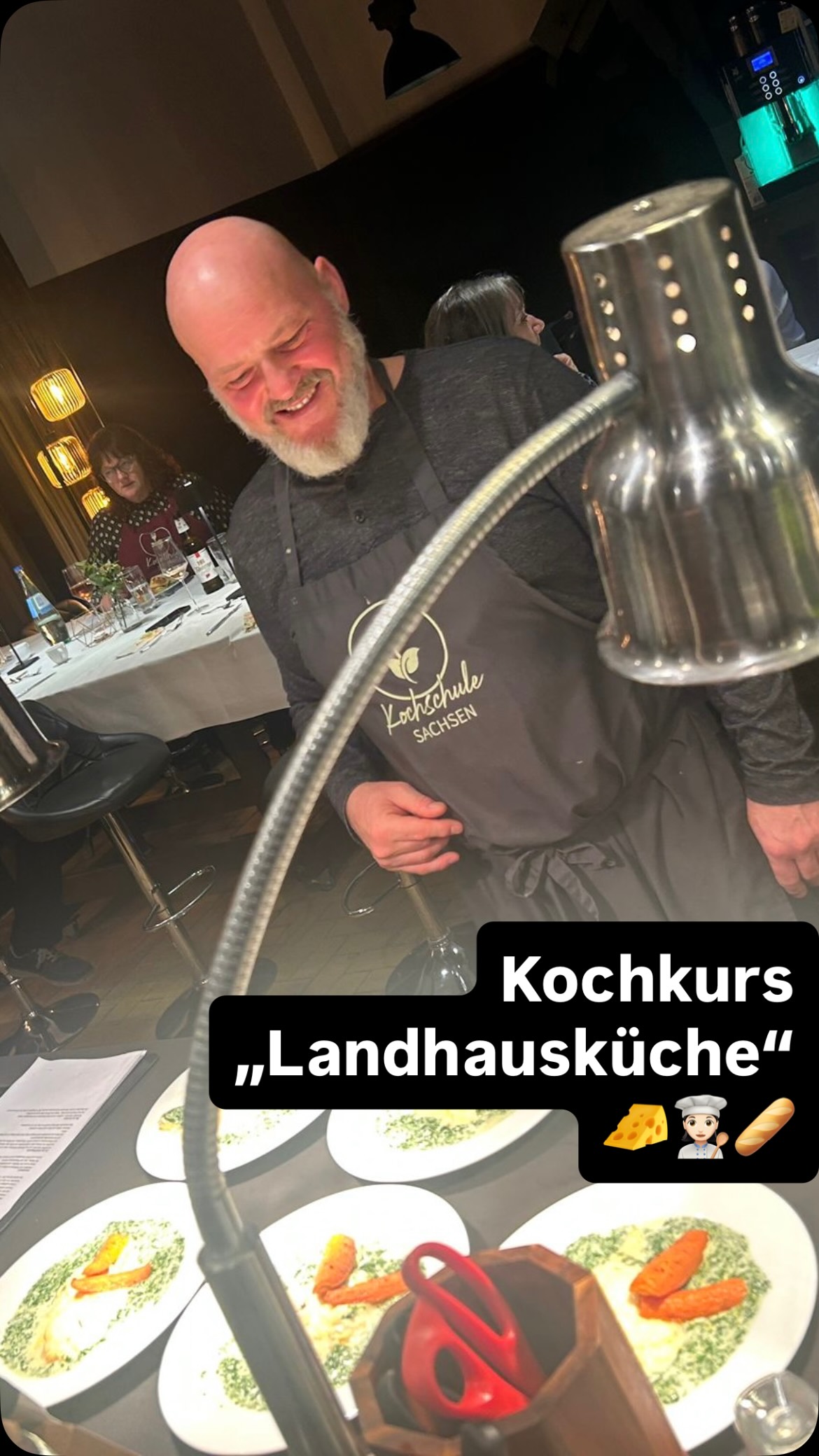 Fein, frisch und fabelhaft – Unsere Landhausküche ?????
Das war vielleicht ein Abend zum Genießen! Koch Jens hat uns in die Welt der Landhausküche entführt: Mit Aromen, die nach Wiese, Sonne und Heimat schmecken! Von Wildkräuter-Salat mit Fischpraline und Orangensugo über Käseknödel mit Thymianjus bis hin zum Kalbsfilet im goldenen Teigmantel – hier traf Handwerk auf Herzblut. Und zum kulinarischen Finale gabs ein Dessert wie eine warme Umarmung: Apfelküchlein mit Vanilleeis und grünem Pfeffer-Sud ?☺️?
Gute Vibes, volle Teller und jede Menge Genussmomente – genauso schmeckt Landhausküche in unserer Kochschule! Danke an jeden Einzelnen, der dabei war! ??
Na, neugierig auf unsere Kurse geworden?
?? www.kochschule-sachsen.de
☎️ 0174/2894035
✉️ verkauf@kochschule-sachsen.de
#kochschulesachsen #kochkurs #waldenburg #liebezumkochen #rezeptideen #landhausküche #apfelkuchen #käseknödel #wildkräutersalat