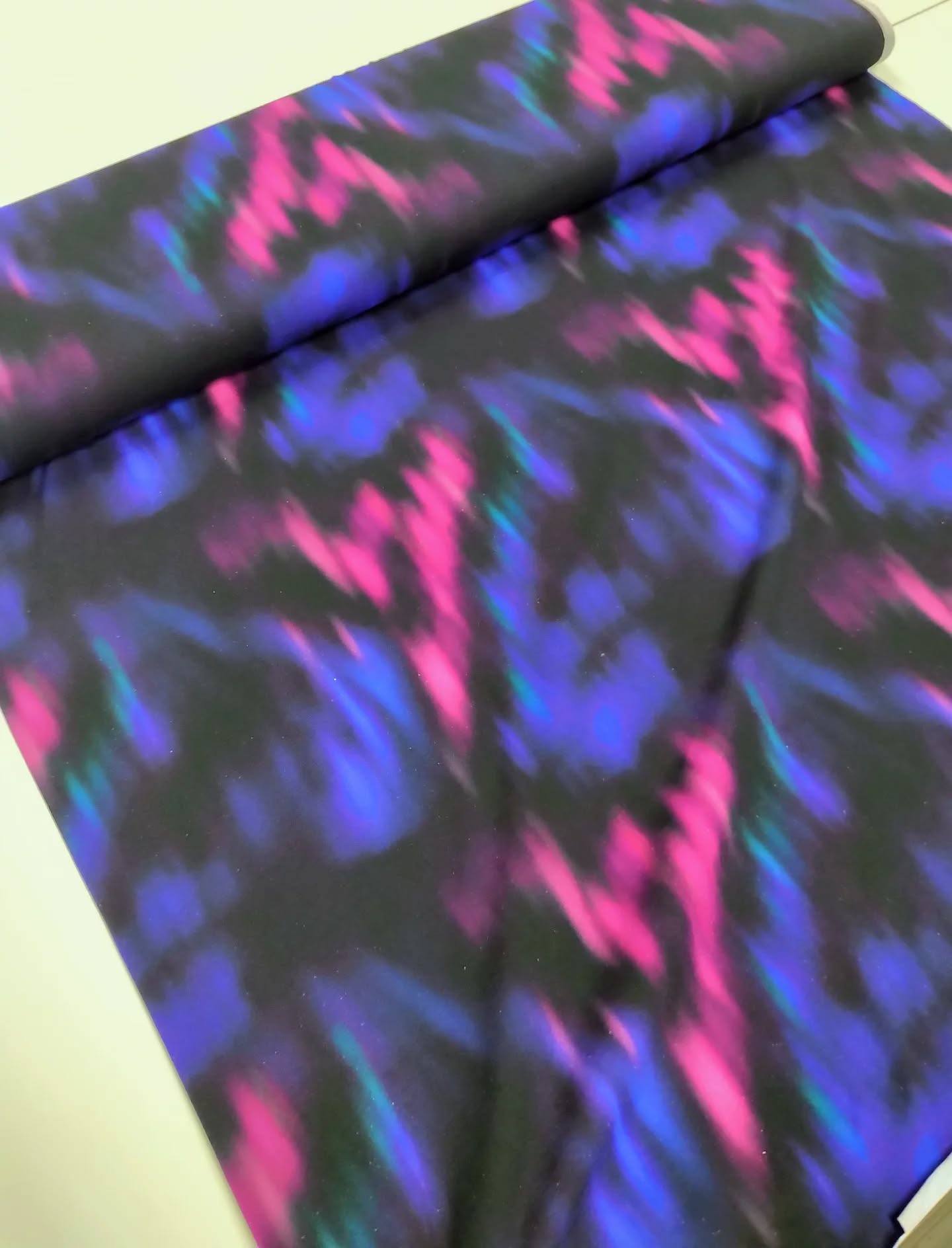 Tämä upeus on Revontulet-trikoo ?
Pehmeä luomulaatuinen trikookangas on mukava iholla ja tästä sie voit ommella paidat, tunikat, pöksyt ja pipot.
95% Luomupuuvilla, 5% elastaani
Leveys 165cm
Paino 213g/m2
Ps. Muistathan mei marraskuun tarjouksen, ostaessasi trikoota metrin tai yli saat alea -20% normaalihinnasta.
#revontulet
#trikookangas
#paitatrikoo
#vaateompely
#kangaskauppa
#karjalankangasjaompeluKone