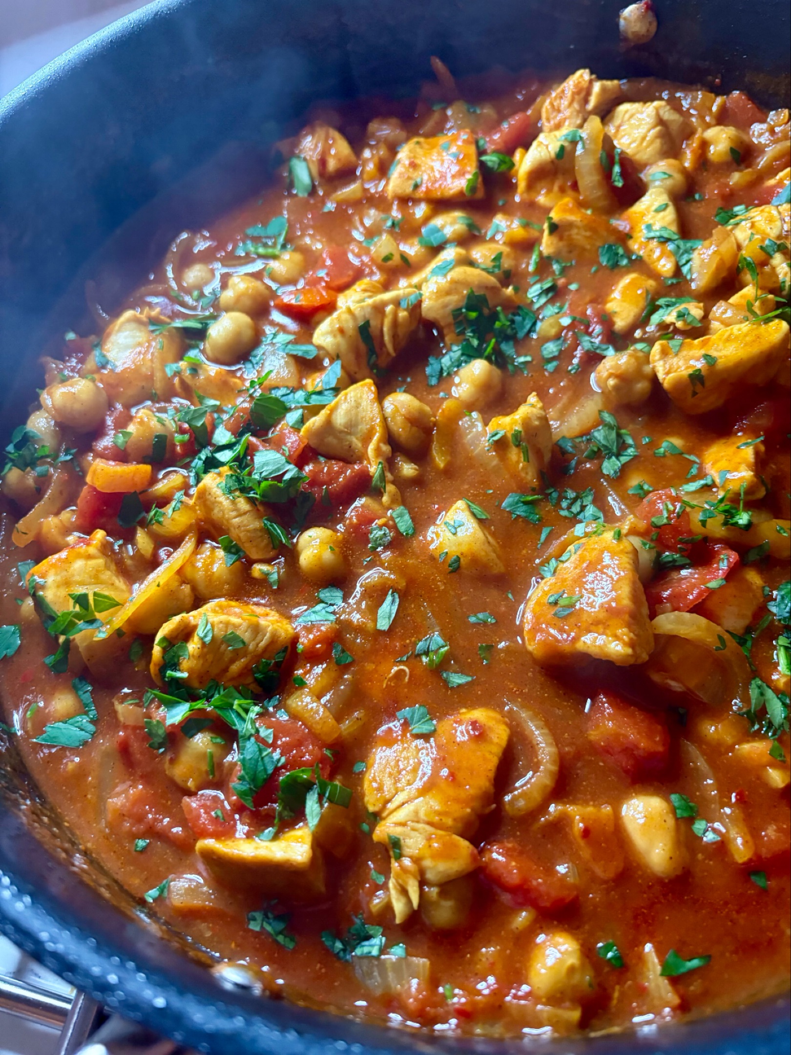 It was freezing here yesterday so decided to make a warming chicken, chickpea and apricot tagine using a jar of Queen Chickpeas. My son and I loved the chickpeas so much that I’m going to make a vegan/veggie version next time.
Chickpeas - @boldbeanco
Harissa pastes - @belazu_co
Cumin, cinnamon and turmeric- @bartingredients
Tinned tomatoes - @ciriouk
#tagine #tagines #morrocanfood #middleasterncuisine #middleeasterncuisine #middleeasternflavors #middleeasternfood #warmingfood #comfortfood #huginabowl