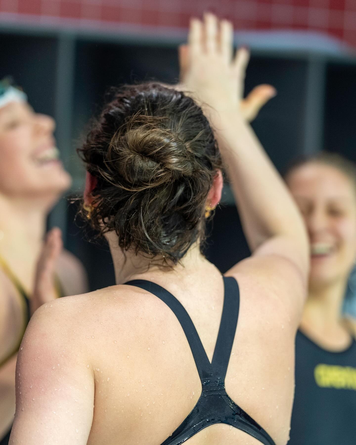 Deutsche Kurzbahnmeisterschaften | Recap🥇
Im fünften Jahr in Folge sprangen die schnellsten Schwimmerinnen Deutschlands in das Wasser der Wuppertaler Schwimmoper. Auch in diesem Jahr waren die niedersächsischen Vereine stark vertreten: 104 Aktive aus 26 LSN-Vereinen gingen an den Start.👏🏻
Nach vier Wettkampftage kehrte der LSN mit einem kompletten Medaillensatz, vielen Bestzeiten und jeder Menge Topplatzierungen zurück:
🥇 für @lilly.wlbm über 50 m Brust (00:30,95)
🥈 für @alena.gmc @alina_mey0 @seikiimo @lilly.wlbm mit der 4×50m Freistil Staffel (1:44,18)
🥉 für @alena.gmc @alina_mey0 @anisa_sbvc @lilly.wlbm mit der 4×50m Lagen (1:54,08)
Neben Lillys DKM-Titel, den Staffelmedaillen und vielen weiteren Highlights, hatte auch @alina_mey0 jeden Grund zur Freude. Die 15-Jährige stellte gleich drei neue Landesjahrgangsrekorde (50m, 100m Schmetterling & 200m Lagen) auf.
ℹ️ Für mehr Infos & Highlights schaut gerne auf unserer Homepage vorbei. Hier findet ihr zu jedem Tage einen ausführlichen Bericht.
📸 Ein großes Dankeschön geht an @patrickwallbaum_fotografie , der während der gesamten Meisterschaften vor Ort war und wie immer, viele tolle Momente festgehalten hat.
#lsn #dkm #deutschekurzbahnmeisterschaften #schwimmen #niedersachsen