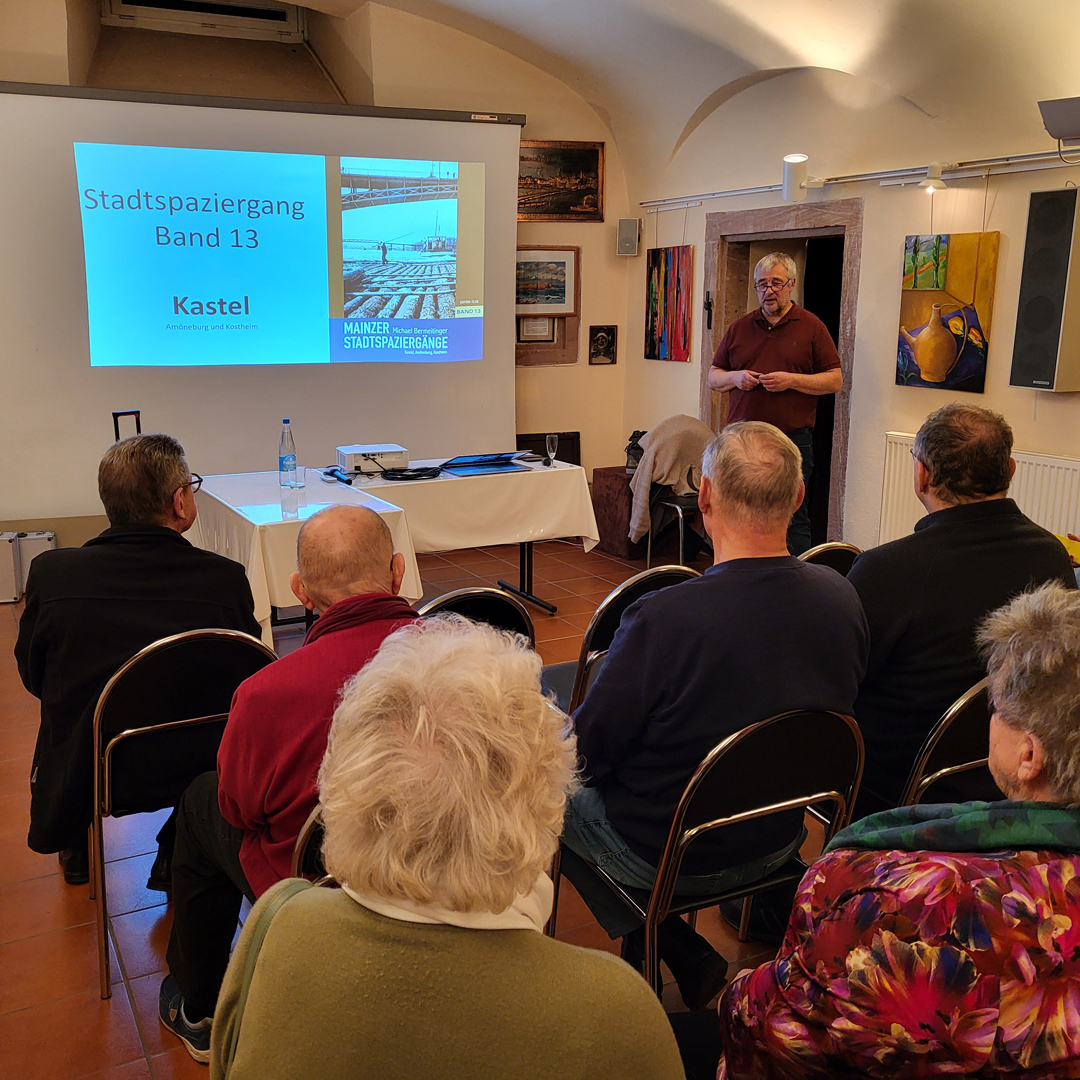 Gestern Abend hatten wir die Ehre Michael Bermeitinger zu Gast zu haben, der seinen neuesten Band der Mainzer Stadtspaziergänge präsentierte. Er gab interessante Einblicke in die Entstehung der Bände und zeigte zahlreiche Bilder zum historischen Kastel. Der 13. Band der Mainzer Stadtspaziergänge über Amöneburg, Kastel und Kostheim ist nun im Buchhandel erhältlich.
#kastel #kostheim #amöneburg #reduit #mainz #Buchvorstellung #mainzerstadtspaziergänge #GHK #HeimatgeschichteErLeben #TeamHeimatforscher #VRM #TZ