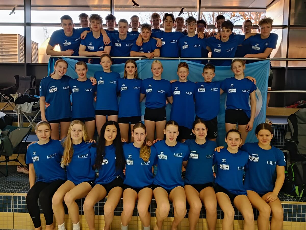 Doppelerfolg für den LSN-Nachwuchs✨
Am vergangenen Wochenende waren gleich zwei LSN-Auswahlmannschaften im Einsatz – und kehrten mit großartigen Ergebnissen zurück!
🚀Norddeutscher Nachwuchsländerkampf:
Unsere jüngsten Talente (Jahrgänge 2013-2015) sicherten sich mit tollen Leistungen den 2. Platz in der Gesamtwertung. Nur zwei Wochen nach den Landesjahrgangsmeisterschaften schwammen viele Athlet:innen neue Bestzeiten und holten zahlreiche Medaillen. Neben Silber in der Teamwertung konnte sich auch Nina Maria Reusch die Punktbeste Leistung im Jahrgang 2013 weiblich sichern.
🚀Norddeutscher Jugendländervergleich:
Auch für unsere etwas älteren Schwimmer:innen ging es nach dem gemeinsamen Training am LSP Hannover per Bus zum Wettkampf. Während die Jüngeren in der Hauptstadt um die Punkte kämpften, reisten die LSN-Talente der Jahrgänge 2010-2012 nach Lübeck. Nach zwei spannenden und intensiven Wettkampftagen erreichte die LSN-Auswahl einen spitzen 2. Platz. Alina Meyer ist zudem für die Punktbeste Leistung im Jahrgang 2010 weiblich geehrt worden.
Toll gemacht, wir sind stolz auf euch!👏🏻
#lsn #landesschwimmverbandniedersachsen #niedersachen #schwimmen #ländervergleich