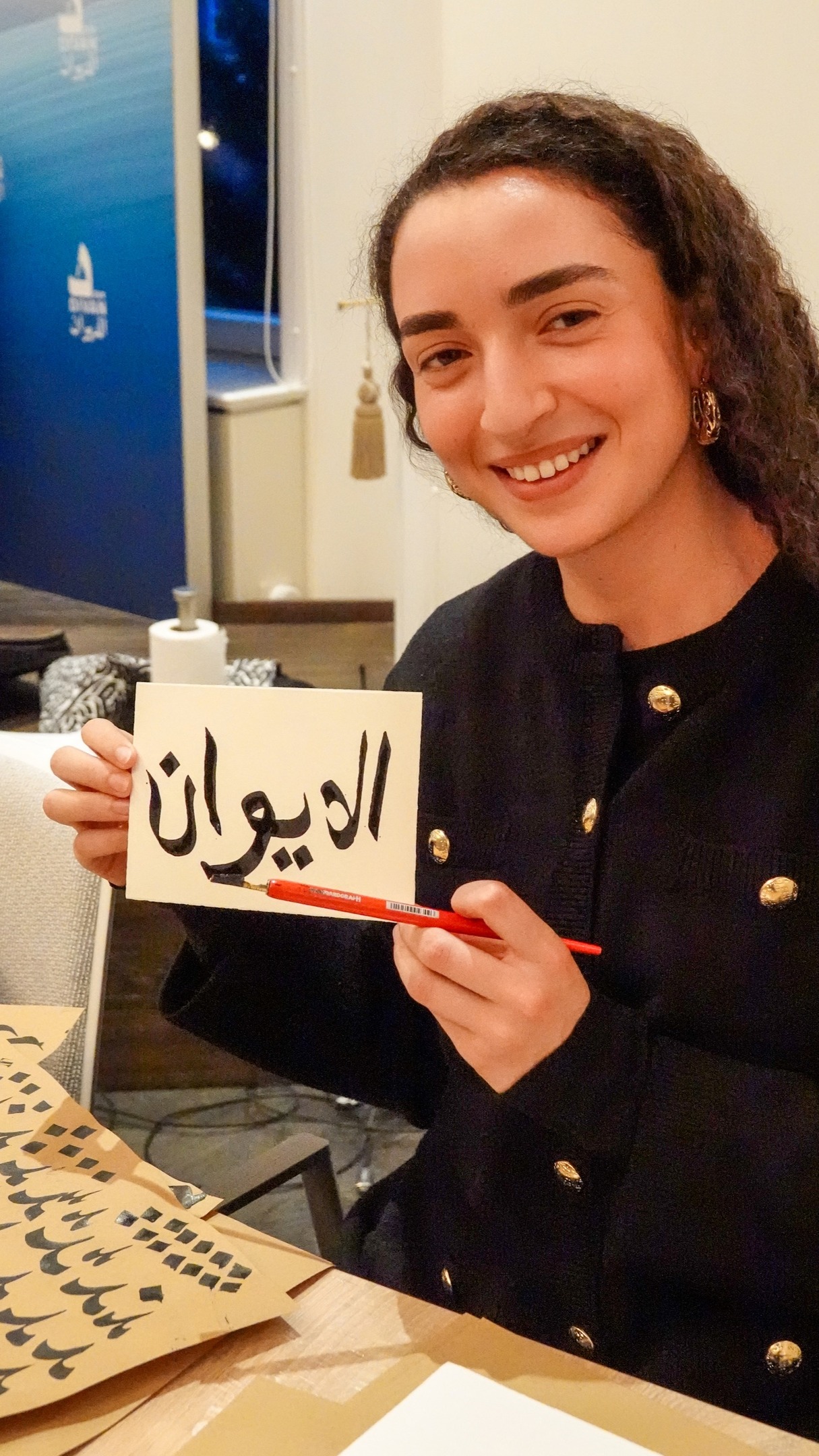 Am 9. Dezember 2025 fand im Divan – Das Arabische Kulturhaus ein Kalligraphie-Workshop mit Daniel Arab in Kooperation mit der Humboldt-Universität zu Berlin statt. Die Veranstaltung bot Raum für eine praktische Auseinandersetzung mit arabischer Schrift als kultureller Ausdrucksform und als Medium des Austauschs. In zwei aufeinanderfolgenden Kursen diskutierten und erprobten die Teilnehmenden Schriftstile, historische Bezüge und ästhetische Prinzipien im Kontext eines interkulturellen Dialogs.
أُقيمت في 9 كانون الأول/ديسمبر 2025 في الديوان – البيت الثقافي العربي ورشة للخط العربي بإشراف دانيال عرب وبالتعاون مع جامعة هومبولت في برلين. شكّلت الورشة مساحة للتعامل العملي مع الخط العربي بوصفه تعبيرًا ثقافيًا ووسيلة للحوار. وعلى مدار دورتين متتاليتين، ناقش المشاركون وجربوا أنماط الخط، وسياقاته التاريخية، وجمالياته ضمن إطار حوار ثقافي.
#ArabischeKalligraphie #ArabicCalligraphy #DivanBerlin #HUBerlin #KunstUndKultur #deutscharabisch Am 9. Dezember 2025 fand im Divan – Das Arabische Kulturhaus ein Kalligraphie-Workshop mit Daniel Arab in Kooperation mit der Humboldt-Universität zu Berlin statt. Die Veranstaltung bot Raum für eine praktische Auseinandersetzung mit arabischer Schrift als kultureller Ausdrucksform und als Medium des Austauschs. In zwei aufeinanderfolgenden Kursen diskutierten und erprobten die Teilnehmenden Schriftstile, historische Bezüge und ästhetische Prinzipien im Kontext eines interkulturellen Dialogs.
أُقيمت في 9 كانون الأول/ديسمبر 2025 في الديوان – البيت الثقافي العربي ورشة للخط العربي بإشراف دانيال عرب وبالتعاون مع جامعة هومبولت في برلين. شكّلت الورشة مساحة للتعامل العملي مع الخط العربي بوصفه تعبيرًا ثقافيًا ووسيلة للحوار. وعلى مدار دورتين متتاليتين، ناقش المشاركون وجربوا أنماط الخط، وسياقاته التاريخية، وجمالياته ضمن إطار حوار ثقافي.
#ArabischeKalligraphie #ArabicCalligraphy #DivanBerlin #HUBerlin #KunstUndKultur #deutscharabisch