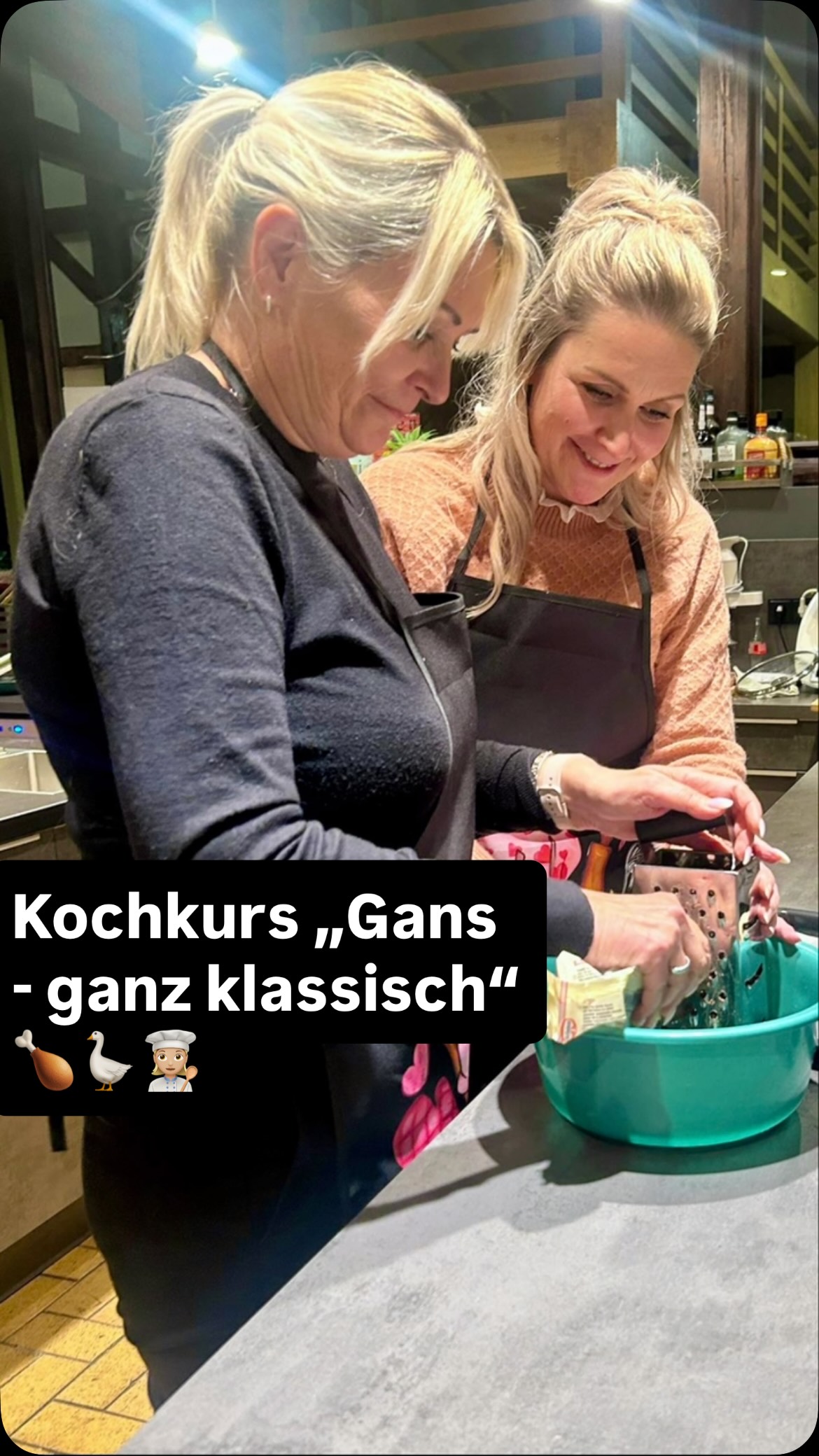 Kochen mit ganz viel Gans und Frauenpower! ?????
Ladies, ran an die Pfannen! Beim privaten Kochkurs „Gans – ganz klassisch“ schwungen die Golden Girls unter Jens‘ Anleitung den Kochlöffel. Schritt für Schritt führte er durch die Kunst der perfekten Festtagsküche mit Tricks, die man garantiert nicht bei Google findet! ??♀️
Zwischen Gläserklirren und Weihnachtsfeier-Vibes wurde klar: Tradition schmeckt nur dann wirklich gut, wenn sie mit Liebe gemacht wird! Jens zeigte, wie man Klassiker nicht nur zubereitet, sondern versteht und wie viel Freude in jedem einzelnen Zubereitungsschritt steckt, vom ersten Schnitt bis zum finalen Anrichten ???
Danke, ohne euch wäre der Abend nur halb so lecker gewesen - Cheers auf euch! Lust auf eigene Genussmomente mit euren Girls? Dann stöbert in unseren Kursen nach eurem nächsten Küchenabenteuer! ???
Ihr könnt übrigens jeden Kochkurs als private Feier buchen: Ob Klassentreffen, Weihnachten unter Freunden oder Teambuilding mit Kolleg*innen - wir machen es möglich! ✌?
?? www.kochschule-sachsen.de
☎️ 037608 28481
✉️ verkauf@kochschule-sachsen.de
#kochschulesachsen #mädelsabend #kochkurs #kochenlernen #gänsebraten #meat #girlscooking #weihnachtsfeier #sachsenistschön #schlagwitz
