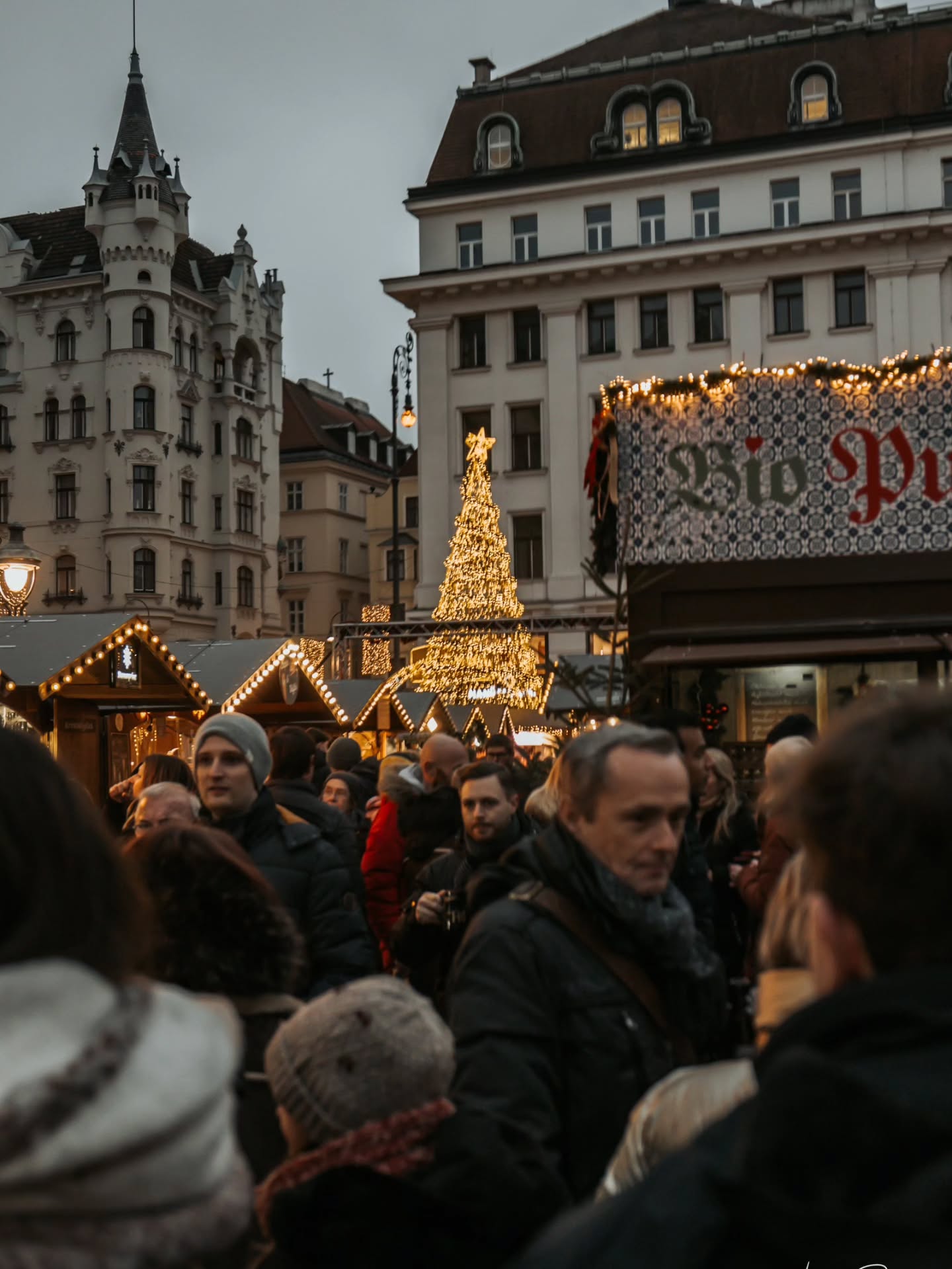 Weihnachten in Wien - Fotografiert von meinem Sohnemann Noah, wie er die "friedliche" Einkaufsvorweihnachtszeit in der Inneren Stadt wahrgenommen hat... wir haben die letzten Weihnachtsgeschenke besorgt, während die Mädels in den Geschäften waren, waren wir auf den Straßen unterwegs...
Fotografiert hat er mit einer #Leica, ich finde den Look der Kamera wirklich genial...
Seid ihr schon in der Stadt zu Weihnachten gewesen?
#Weihnachten #Weihchnatsfest #Christkindlmarkt #Wien #Wienliebe #vienna #christmas