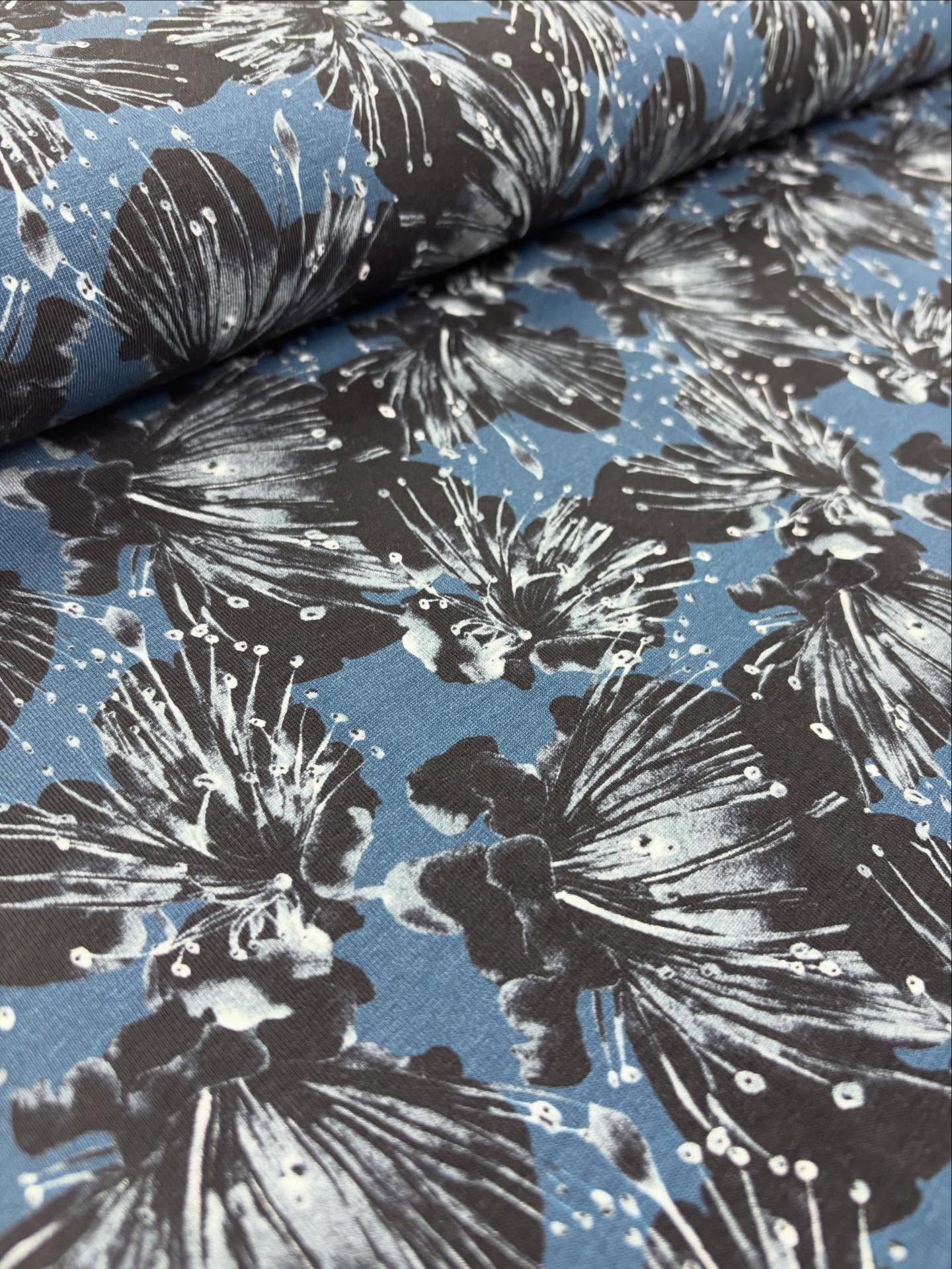 Aika jännä trikoo, meinaan tuota kuviota.
Sen nimi on Tippaheteet ?
20,90€/m
Leveys 150cm
95% puuvillaa, 5% elastaania
Paino 215g/m2
Tästäkin trikookankaasta sie saat vielä marraskuun ajan -20% ko ostat metrin tai yli.
#trikookangas
#uusitrikookangas
#joustavatkankaat
#marraskuuntarjous
#kangaskauppalappeenranta