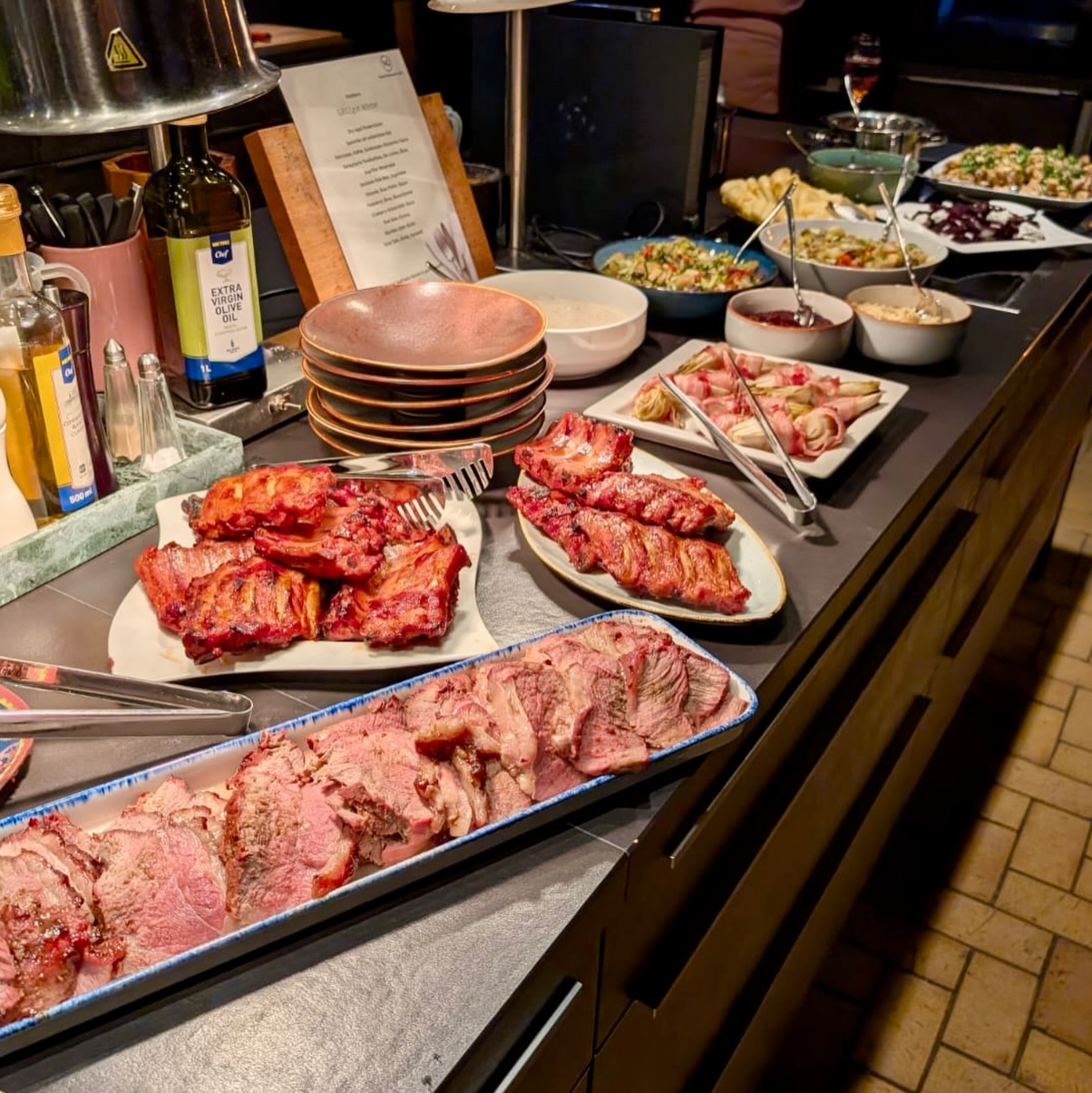 Winter? Egal. Wir grillen trotzdem! ????
Beim Kochkurs „GRILLgut im Winter“ mit Florian wurde die Kälte einfach weggeschmort. Keine Ausreden, keine Frost-Pause – nur Grillkunst und jede Menge Winter-Vibes ❄️
Zwischen Dry-Aged Rinderrücken, winterlich gewürzten Spareribs und rauchigem Rehrücken mit Schoko-Balsamico zeigte Florian, wie Wintergrillen wirklich geht. Und als dann noch geräucherte Forelle mit Gin-Crème und ein gegrillter Wintersalat vom Rost kamen, war klar: Die Kohle kennt keine Jahreszeit ?❤️??
Drinnen beschlagene Scheiben, draußen knisternde Glut – und mittendrin eine Crew, die bewiesen hat: Grillen hat nichts mit der Jahreszeit, sondern etwas mit der Einstellung zu tun. Danke an alle, die dabei waren – ihr habt dem Winter ordentlich eingeheizt! ??
Bock auf mehr Geschmack? Unsere Kurse stehen für euch bereit – schaut vorbei!
?? www.kochschule-sachsen.de
☎️ 037608 28481
✉️ verkauf@kochschule-sachsen.de
#schlagwitzschmeckt #kochschulesachsen #fleischspezialitäten #wintergrillen #dryagedrinderrücken #spareribs #rehrücken #forelle #wintersalat #kochkurs
