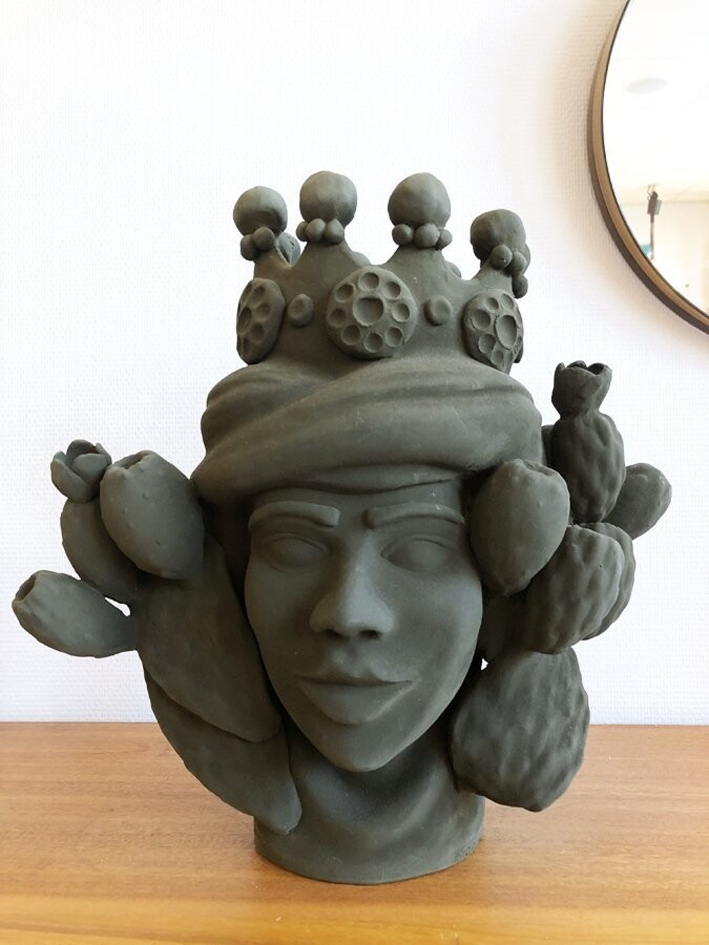 Pièce Unique : Vase Monumental de Stefania Boemi
Apportez une touche sicilienne avec ce vase unique de Stefania Boemi. Chaque détail artisanal relate des contes folkloriques, en faisant une pièce d'art céramique incontournable pour égayer votre intérieur.