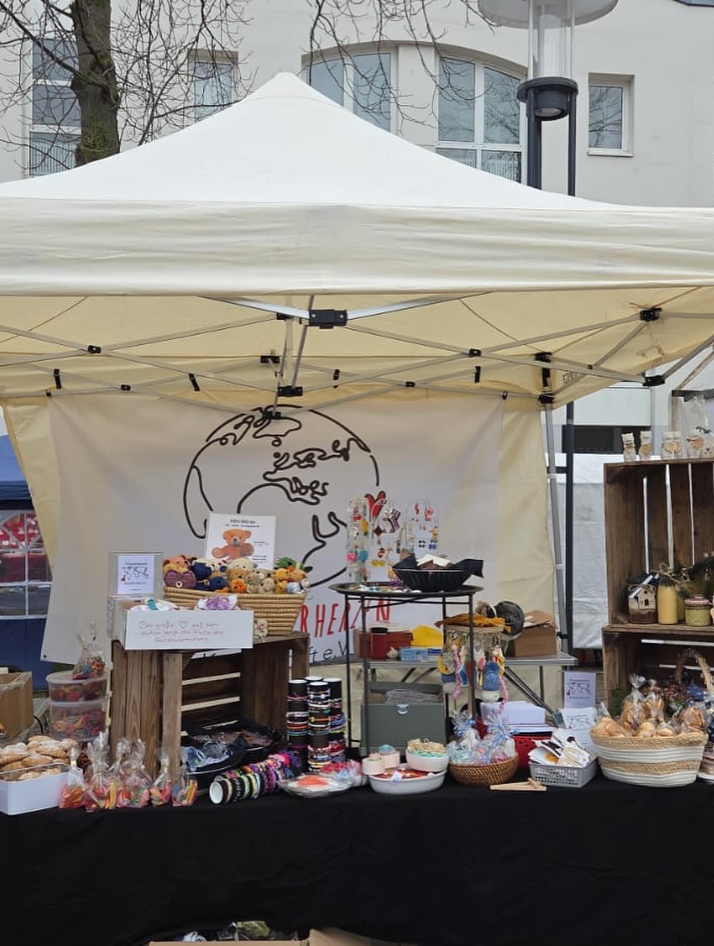 Besonderer Weihnachtsmarkt 6.12.2025 am Rathausplatz Krefeld. Ein Markt für den guten Zweck, bei dem sich Vereine und Organisationen beteiligen. Ein so schöner Markt mit tollen Menschen.
Und unsere Herzensmenschen haben uns wieder unterstützt, wo es ging. DANKE an alle Besuchenden und Unterstützenden.😊🫶🏼🥰 #besondererweihnachtsmarkt #krefeld