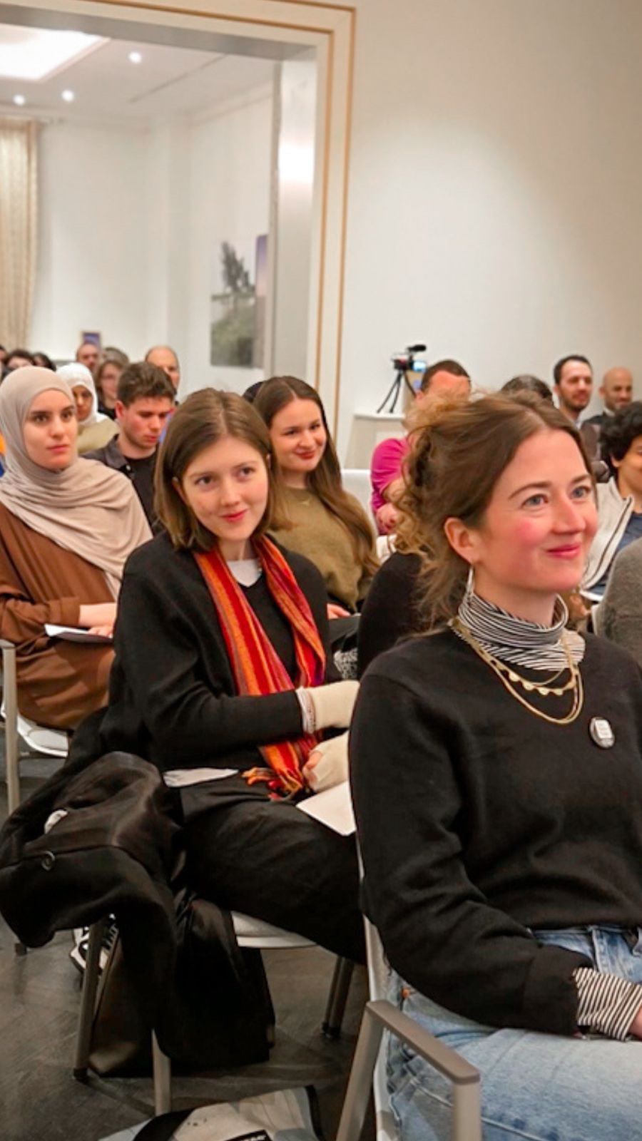 Ein Abend voller Worte und Verbindungen ✨📚 Am 20. November erlebten wir im Divan – Das Arabische Kulturhaus gemeinsam mit The Poetry Project Berlin e.V. einen bewegenden deutsch-arabischen Poesieabend.
Die Poet*innen Ali Alzaeem, Rojin Namer, Omar Darawsha und Jaklin Schilbaya nahmen uns mit in Gedichte über Identität, Zugehörigkeit und Sprache. 🌿🖋️
Danke an Susanne Koelbl für die einfühlsame Moderation und den Raum für echten Austausch. 🤝💬
Ein Abend, der nachklingt. ✨
—
أمسية مليئة بالكلمات وصوت القصيدة ✨📚
في 20 نوفمبر ٢٠٢٥ عشنا في الديوان – البيت الثقافي العربي، وبالتعاون مع مشروع الشعر في برلين، أمسية شعرية ألمانية عربية مؤثرة.
أخذتنا الشاعرات والشعراء علي الزعيم، روجين نامر، عمر دراوشة وجاكلين شلبية في قصائد عن الهوية والانتماء واللغة. 🌿🖋️
شكرًا للصحفية في مجلة دير شبيغل سوزانه كولبل على إدارتها الحساسة وللمساحة التي منحتها للحوار والتبادل الحقيقي. 🤝💬
أمسية تبقى صداها طويلاً. ✨
#poesieabend #recap #divan #berlin #kulturhaus #arabic Ein Abend voller Worte und Verbindungen ✨📚 Am 20. November erlebten wir im Divan – Das Arabische Kulturhaus gemeinsam mit The Poetry Project Berlin e.V. einen bewegenden deutsch-arabischen Poesieabend.
Die Poet*innen Ali Alzaeem, Rojin Namer, Omar Darawsha und Jaklin Schilbaya nahmen uns mit in Gedichte über Identität, Zugehörigkeit und Sprache. 🌿🖋️
Danke an Susanne Koelbl für die einfühlsame Moderation und den Raum für echten Austausch. 🤝💬
Ein Abend, der nachklingt. ✨
—
أمسية مليئة بالكلمات وصوت القصيدة ✨📚
في 20 نوفمبر ٢٠٢٥ عشنا في الديوان – البيت الثقافي العربي، وبالتعاون مع مشروع الشعر في برلين، أمسية شعرية ألمانية عربية مؤثرة.
أخذتنا الشاعرات والشعراء علي الزعيم، روجين نامر، عمر دراوشة وجاكلين شلبية في قصائد عن الهوية والانتماء واللغة. 🌿🖋️
شكرًا للصحفية في مجلة دير شبيغل سوزانه كولبل على إدارتها الحساسة وللمساحة التي منحتها للحوار والتبادل الحقيقي. 🤝💬
أمسية تبقى صداها طويلاً. ✨
#poesieabend #recap #divan #berlin #kulturhaus #arabic