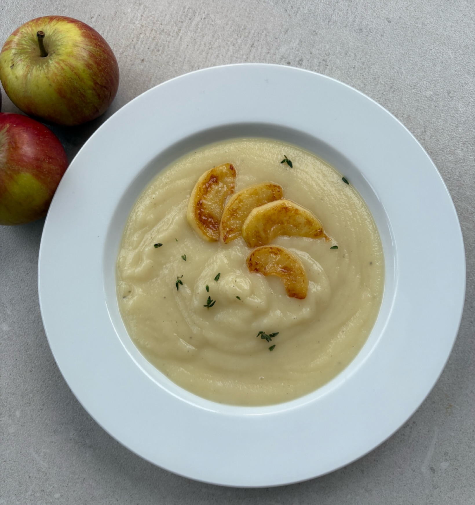 I seem to be having a cooking with apples phase! Made chicken in cider with apples at the weekend, and decided to make parsnip and apple soup with the leftover apples. Cox’s apples have such a great flavour, but I didn’t want them to overpower the parsnip, so I just used two in the soup and then caramelised a few slices in butter to garnish. A perfect soup for Christmas too.
Recipe on my website.
@greatbritishapples
#soupseason #soups #parsnips #parsnipsoup #parsniprecipes #christmasfood #christmasstarters #apples #cookingwithapples #food #veggiefood #foodies #foodblogger #foodbloggersofinstagram