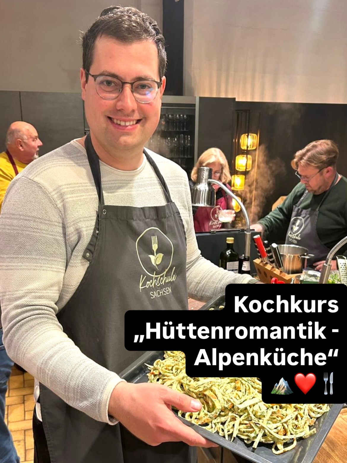 Hüttenromantik in der Alpenküche – deftig, gemütlich, einfach guat! ?️❤️?
Griaß enk! Beim Kurs „Hüttenromantik Alpenküche“ hat Koch Florian unsere Kochschule in eine urige Berghütte verwandelt – nur ohne Schneeschuhe, aber mit ganz viel kulinarischer Neugier ?
Zwischen duftenden Kräutern, gebräunter Butter und herzhaften Aromen zauberten wir ein Menü, das nach klarer Bergluft schmeckte:
Feine Schlutzkrapfen, eine wärmende Bündner Gerstensuppe, klassischer Tafelspitz mit allem Drum und als süßer Gipfel: Fluffiger Kaiserschmarrn! ?☺️?
Ein herzliches Dankeschön an unsere großartige Kochrunde – ihr habt geschlemmt wie echte Alpenprofis! Und wer beim nächsten Mal wieder beim Kochgaudi mitmachen will: Werft einen Blick in unseren Kursplan, gemeinsam steigen wir auf noch mehr Genussgipfel! ?
?? www.kochschule-sachsen.de
☎️ 037608 28481
✉️ verkauf@kochschule-sachsen.de
#genussmomente #kochschulesachsen #kochenmachtspass #alpenküche #hüttengaudi #küchenromantik #kochkurs #kochenlernen