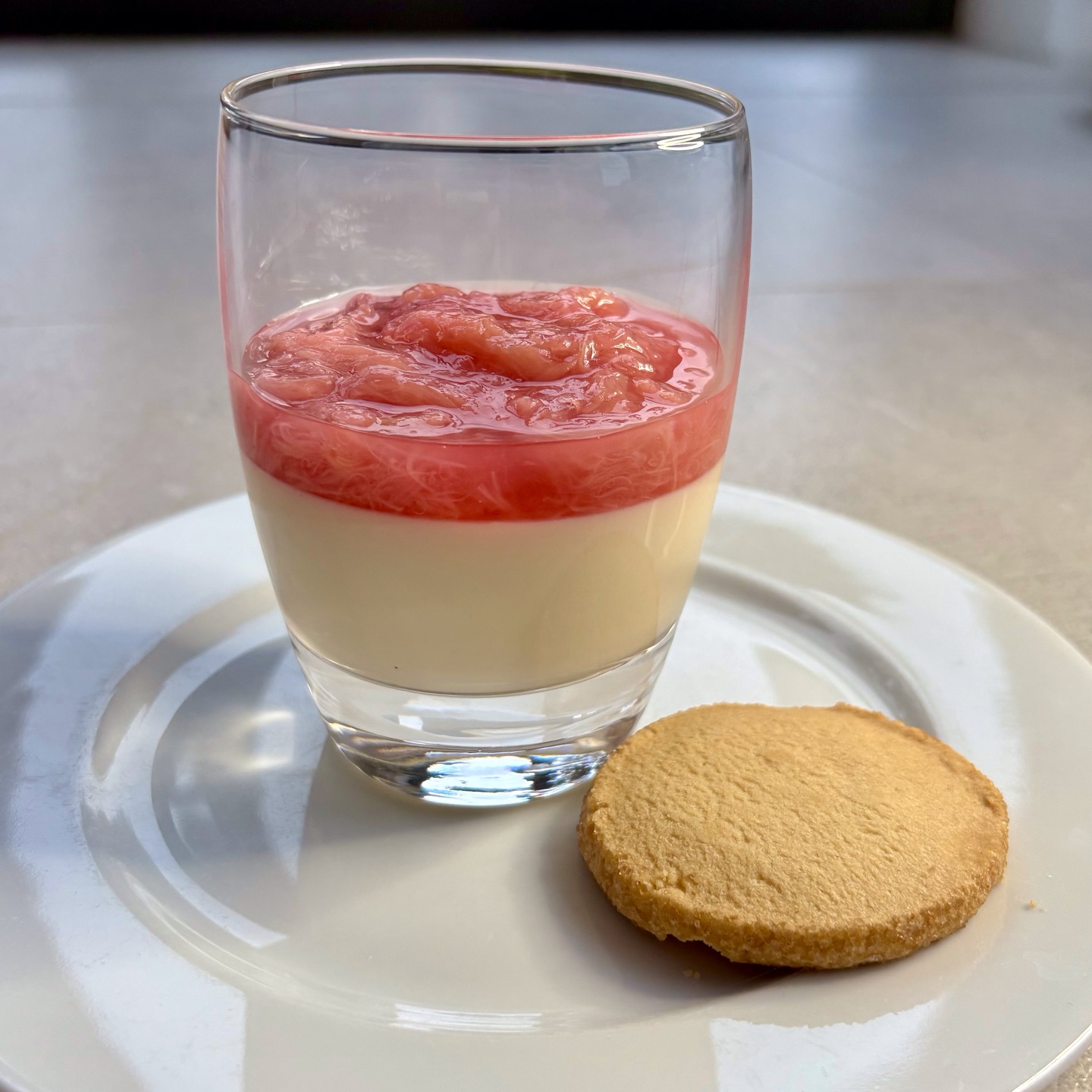 We had old friends over for dinner last night, so always such a lovely evening and a great start to the weekend. Started with salmon, leek and cream cheese en croute with herbed roasted charlottes and sides, and followed with this rhubarb and vanilla panna cotta. Had hoped to keep some of the rhubarb pieces intact, but failed miserably as you can see!
Forced rhubarb from @waitrose
Shortbreads - @walkersshortbread
#dinnerwithfriends❤️ #dinnerwithfriends #fridaynightvibes #dessert #dessertlovers #pudding #pannacotta #rhubarb #food #foodblogger #foodies #bristolfood #bristolfoodie #bristolfoodbloggers