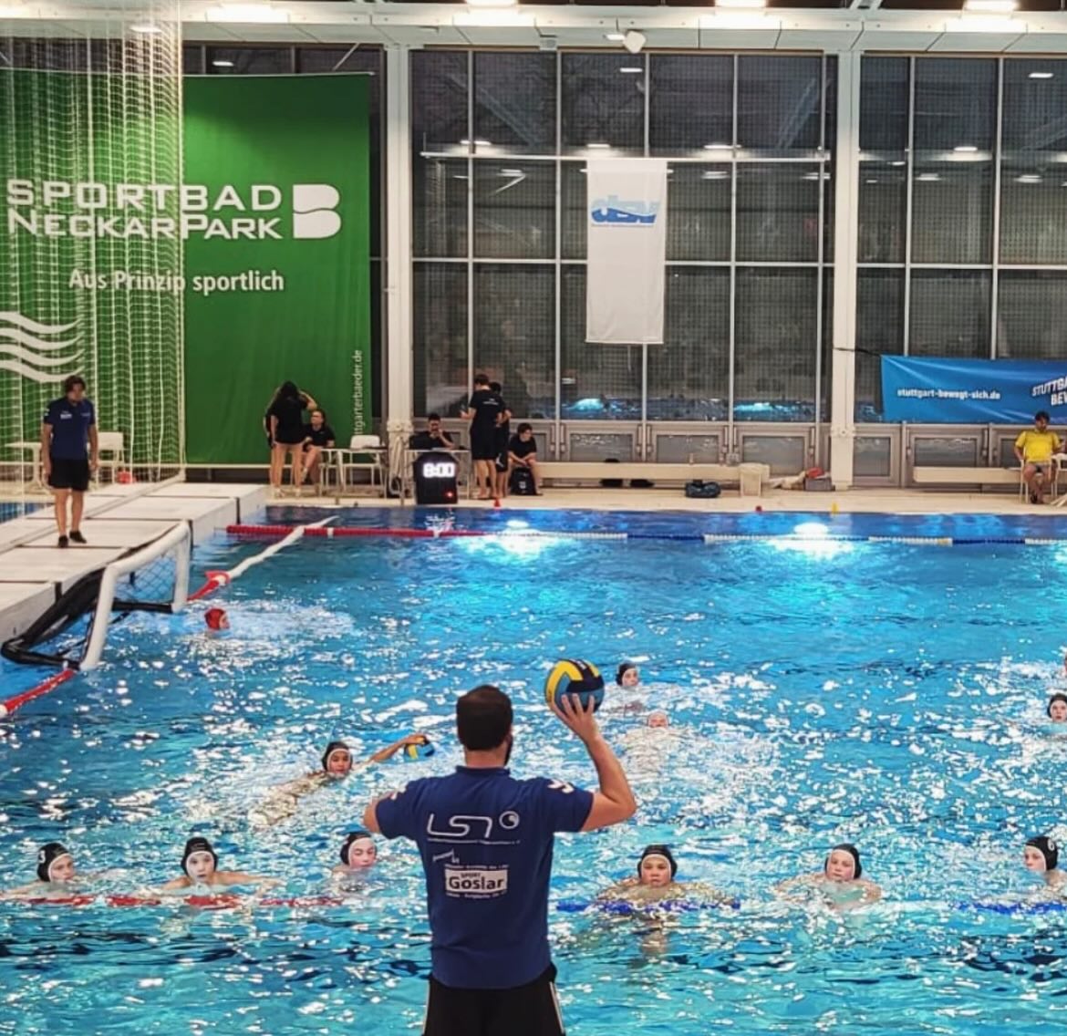 Gold & Top-10-Platzierung für Niedersachsen | Nico Trophy 🏆
Bei der Nico Trophy in Stuttgart überzeugte unsere männliche LSN-Auswahl und holte sich erneut den Turniersieg! Mit Spielern aus vier niedersächsischen Vereinen (White Sharks Hannover, Hellas Hildesheim, SpVg Laatzen, Wolfenbütteler SV) und dem Trainerteam Marvin Wawoczny & Rafael Nawrat zeigte die Mannschaft eine tolle Teamleistung: souveräne Vorrundenspiele, nur wenige Gegentore und ein hart erkämpfter Halbfinalsieg gegen Brandenburg. Im Finale wartete dann Sachsen – auch hier nutzten die LSN-Wasserballer ihre Chancen konsequent und setzten sich am Ende klar mit 5:1 durch.
Das Team konnte sich somit nach 2024 erneut auf die Siegerliste dieses tollen Turniers eintragen. Glückwunsch an euch alle!🙌
Auch unsere niedersächsischen Wasserballerinnen waren erfolgreich unterwegs: Martha Heppler und Lina Kokartis waren Teil der weiblichen U13-DSV-Auswahl und sammelten beim Turnier wertvolle Erfahrungen. Nach insgesamt sechs Duellen sicherten sich die jungen Athletinnen einen tollen 9. Platz und landeten somit unter den Top 10 des Turniers. Super gemacht!!🤽🏼♀️
🔗 Den ausführlichen Bericht findet ihr auf unserer Homepage.
#lsn #landesschwimmverbandniedersachsen #niedersachen #nicotrophy #wasserball